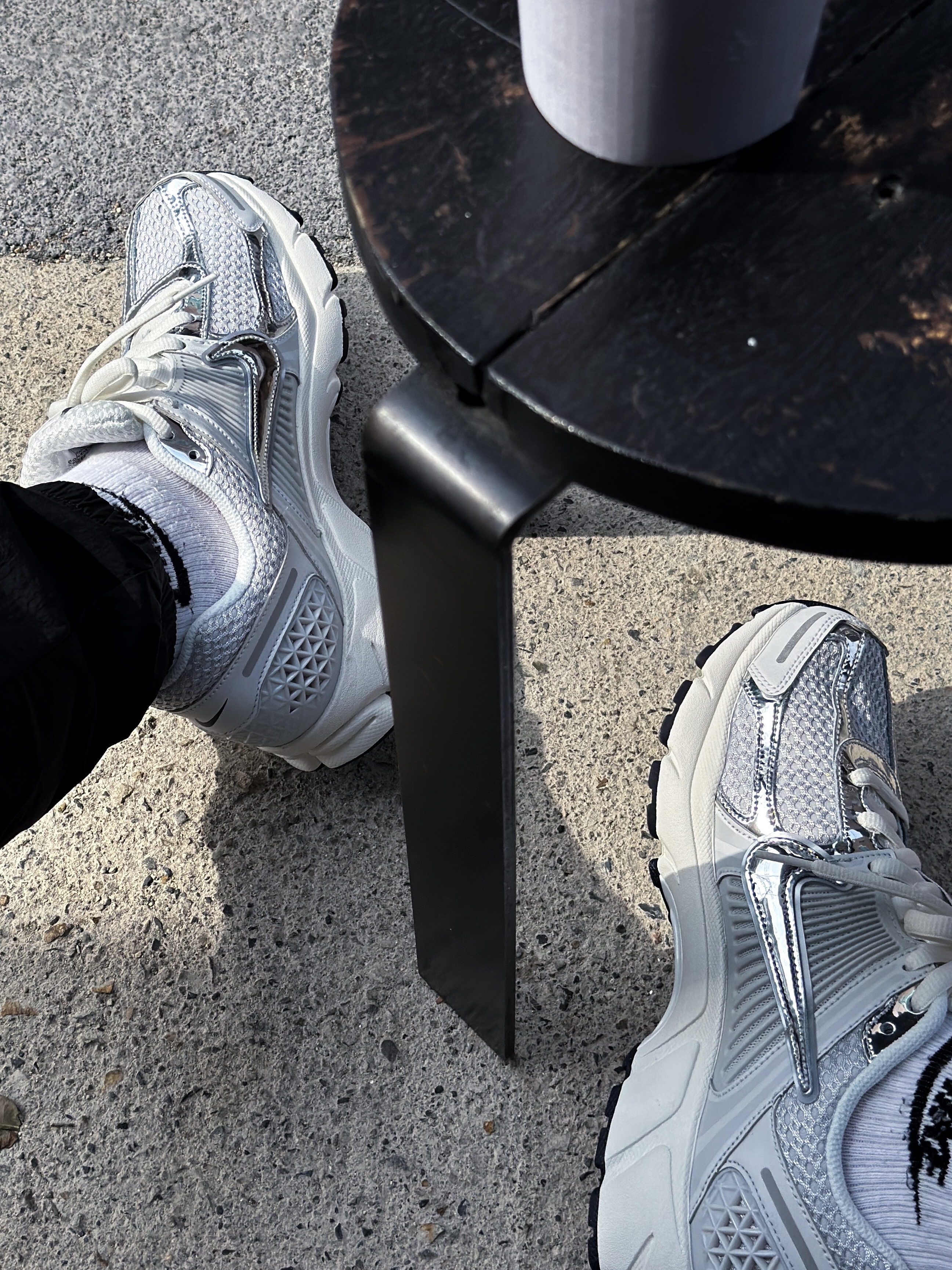 (W) Nike Zoom Vomero 5 Photon Dust and Metallic Silver 착용 스타일
