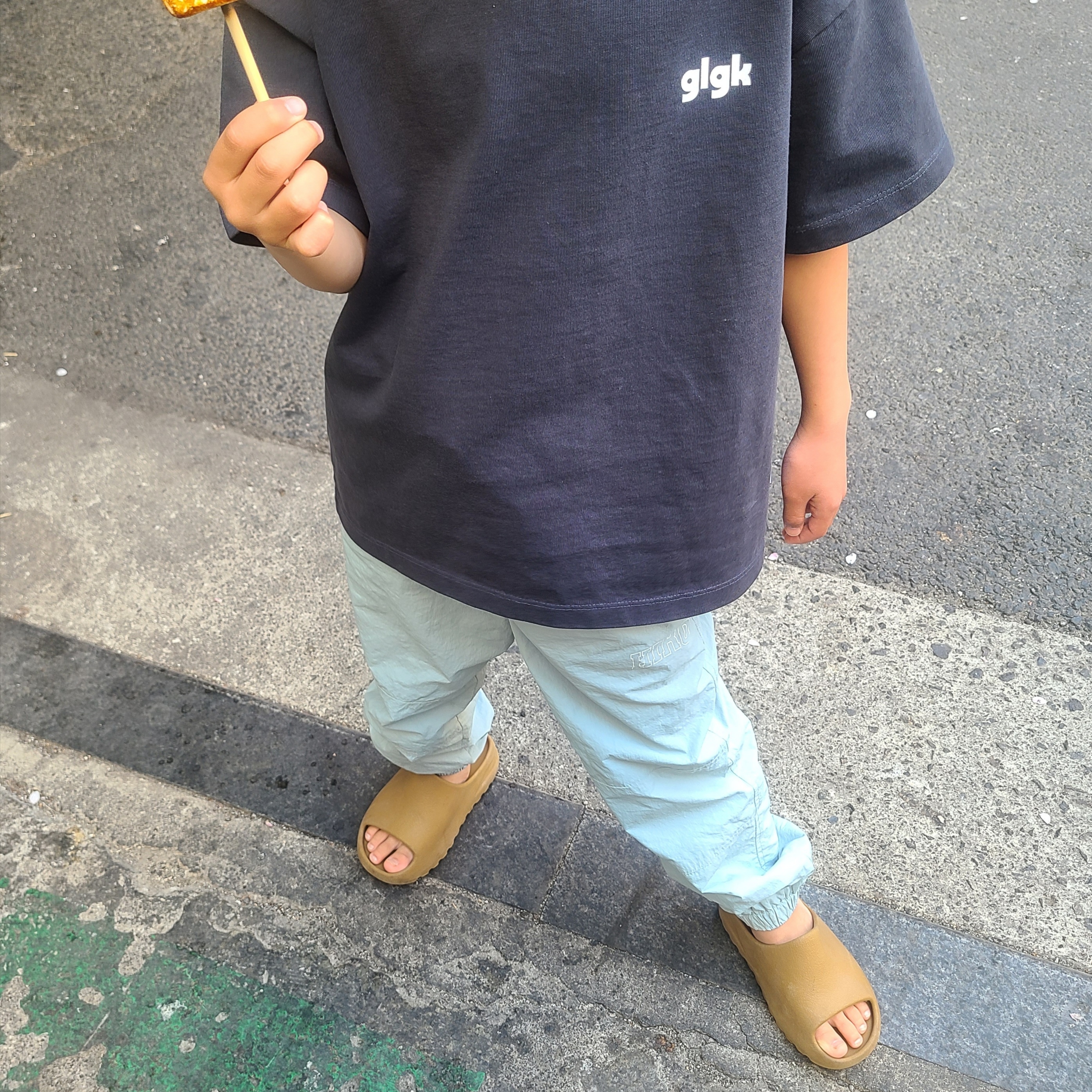 (Kids) Adidas Yeezy Slide Ochre 착용 스타일 - 1