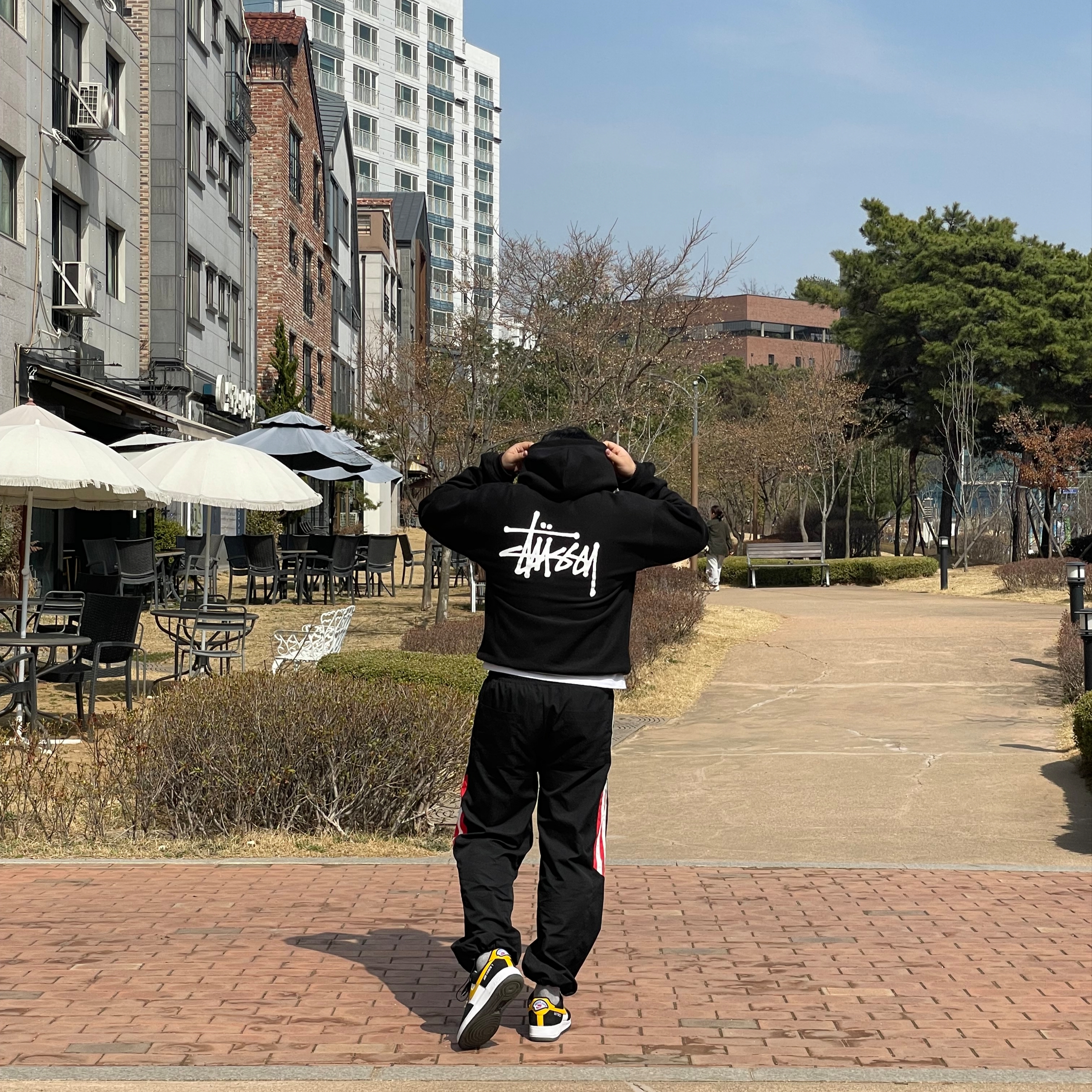 Stussy Basic Stussy Hoodie Black 2023, Nike Air Force 1 '07 LV8 Athletic Club Black Dark Sulfur 착용 스타일 - 3