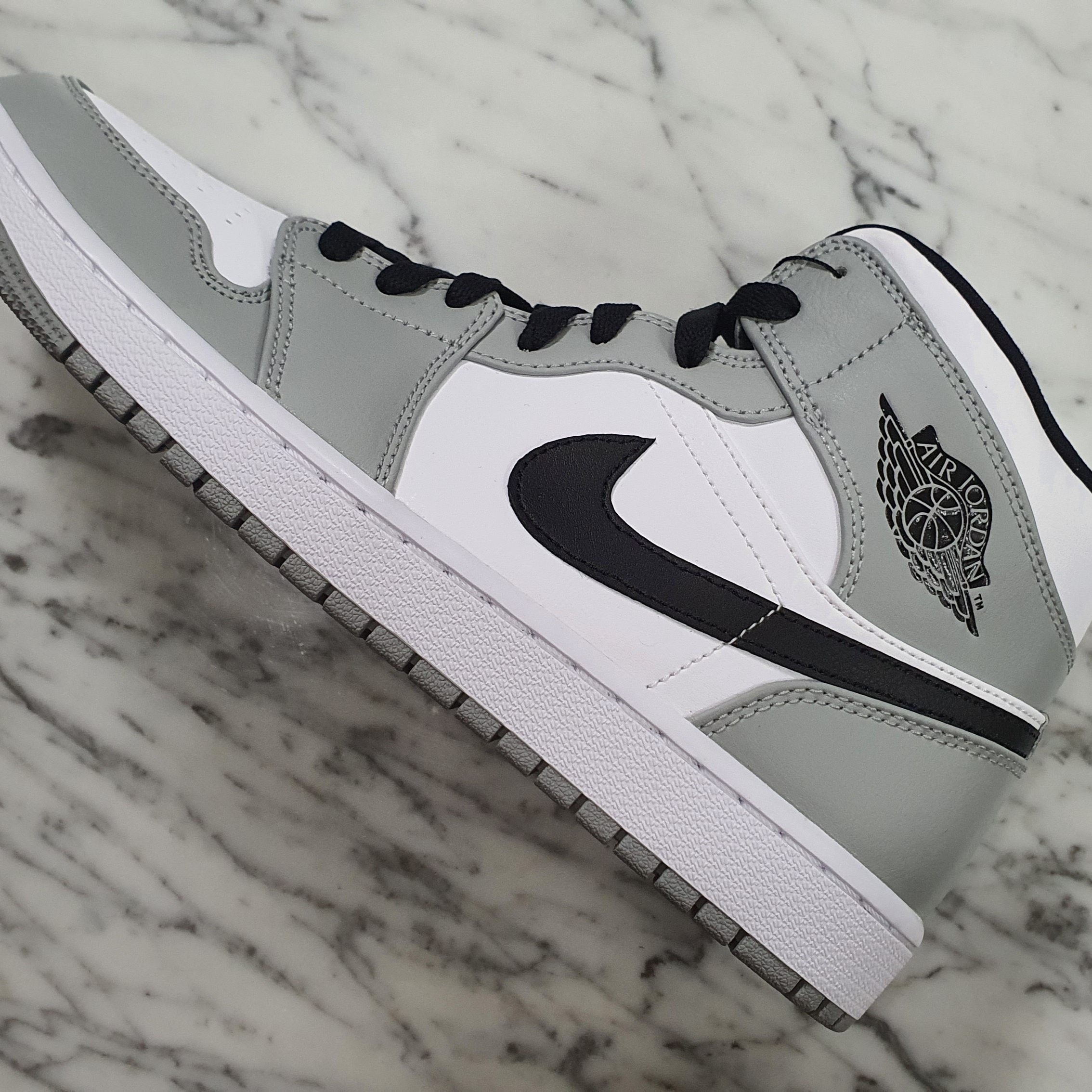 Jordan 1 Mid Light Smoke Grey 착용 스타일
