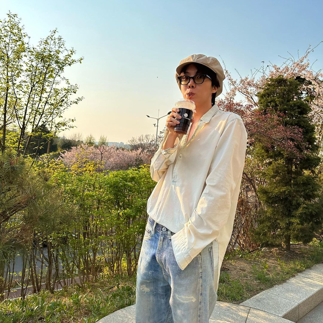 Louis Vuitton LV Skate Trainer Sneakers Beige, Our Legacy Third Cut Digital Denim Print 착용 스타일 - 2
