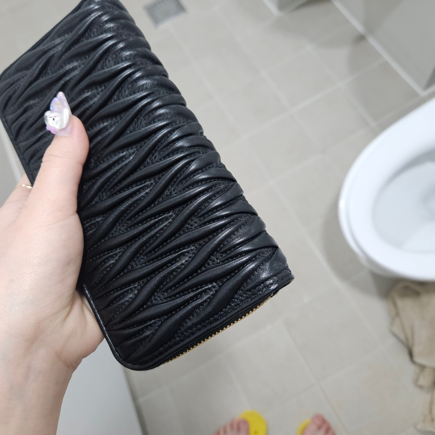 Miu Miu Matelasse Nappa Leather Large Zipper Wallet Black 착용 스타일 - 1