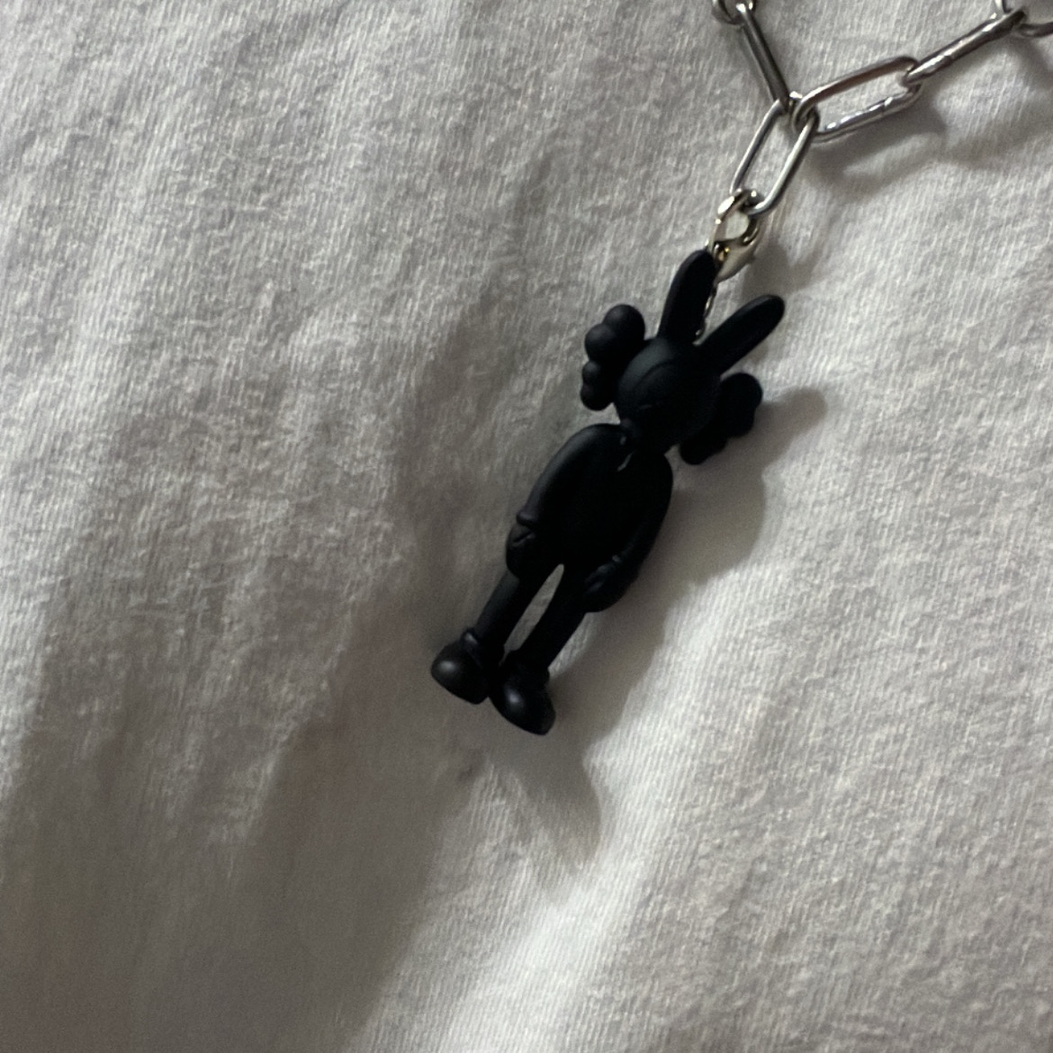 Kaws Tokyo First Accomplice Keychain Black 착용 스타일