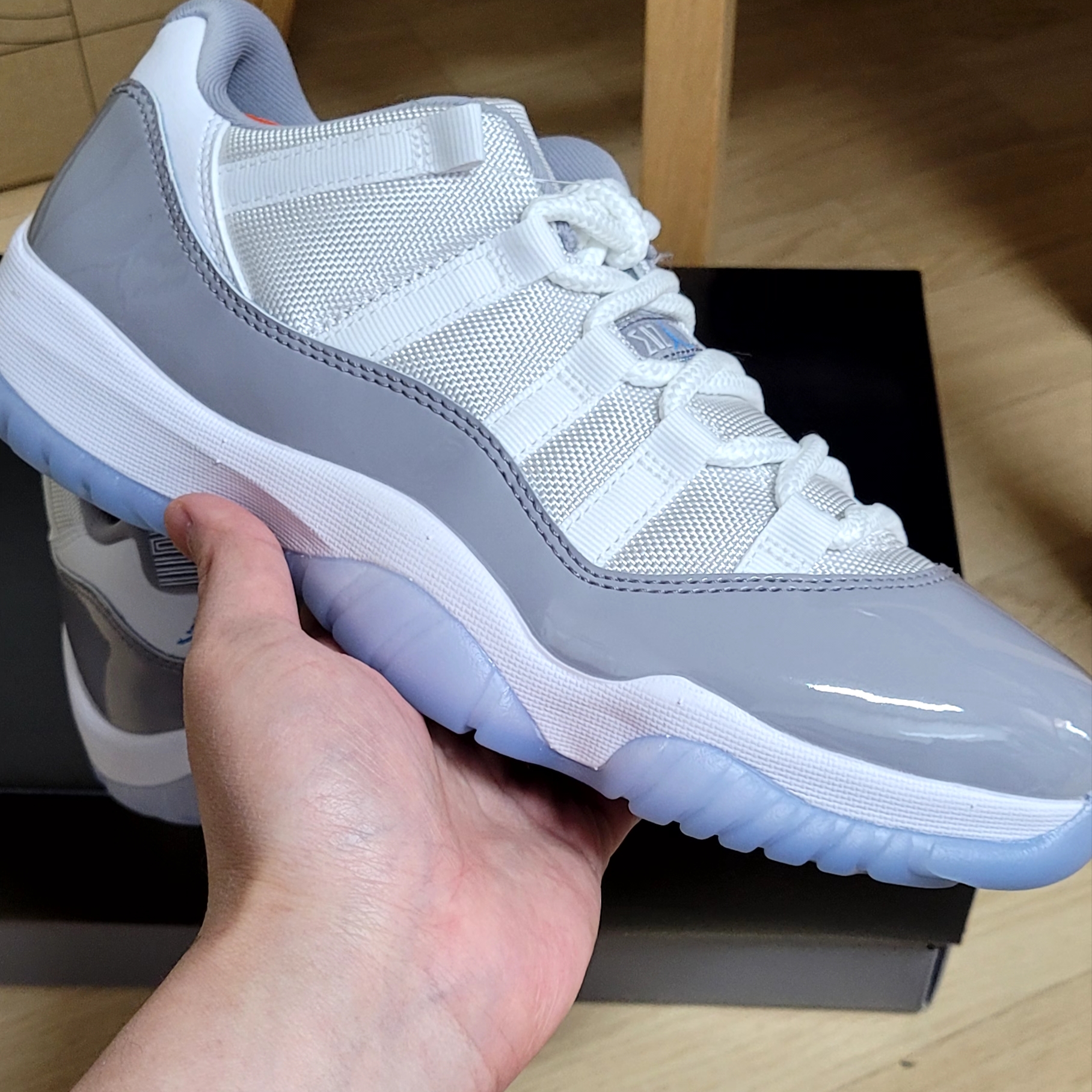 Jordan 11 Retro Low Cement Grey 착용 스타일 - 2