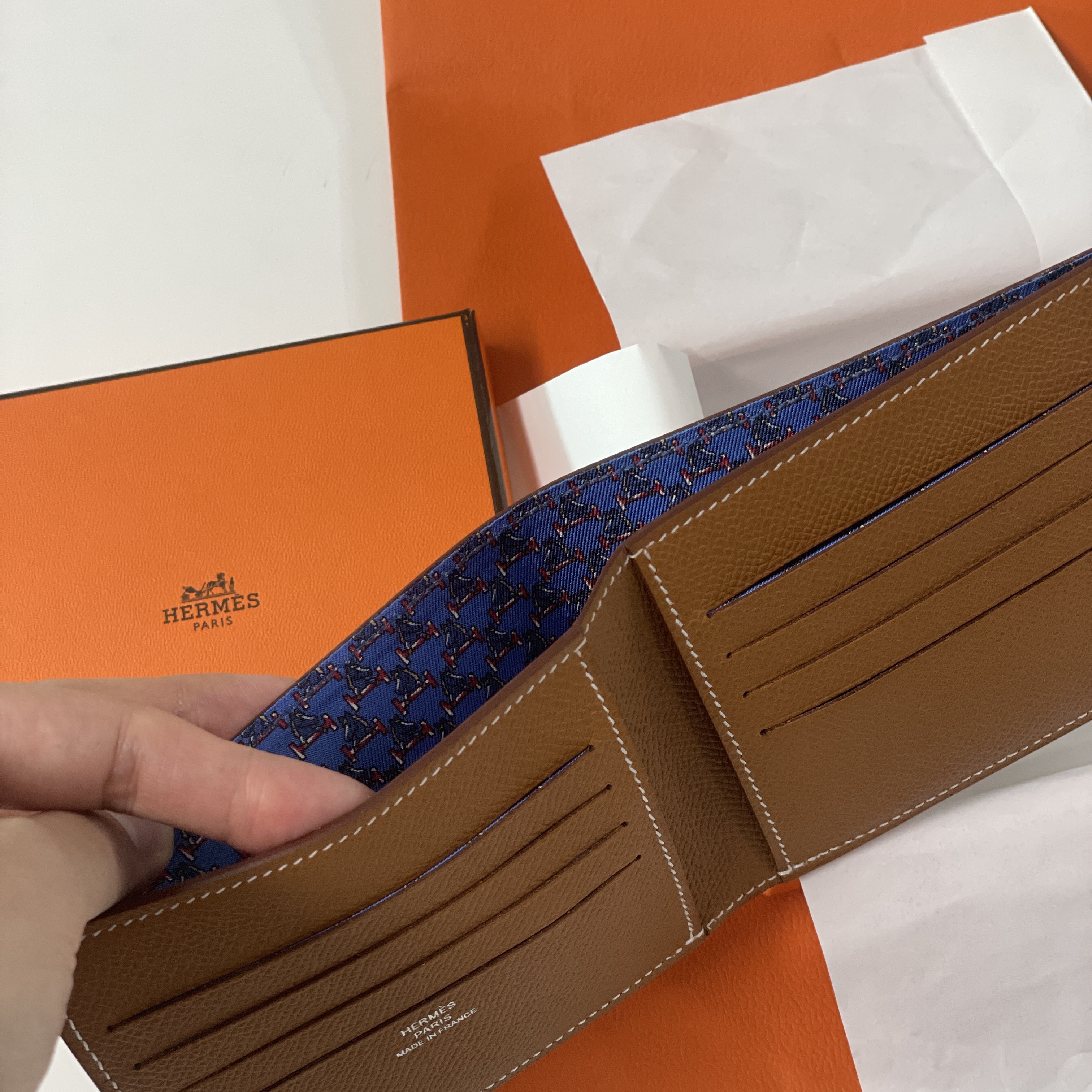 Hermes Citizen Twill Compact Wallet Epsom & Gold Bleu France Bleu Saphir 착용 스타일