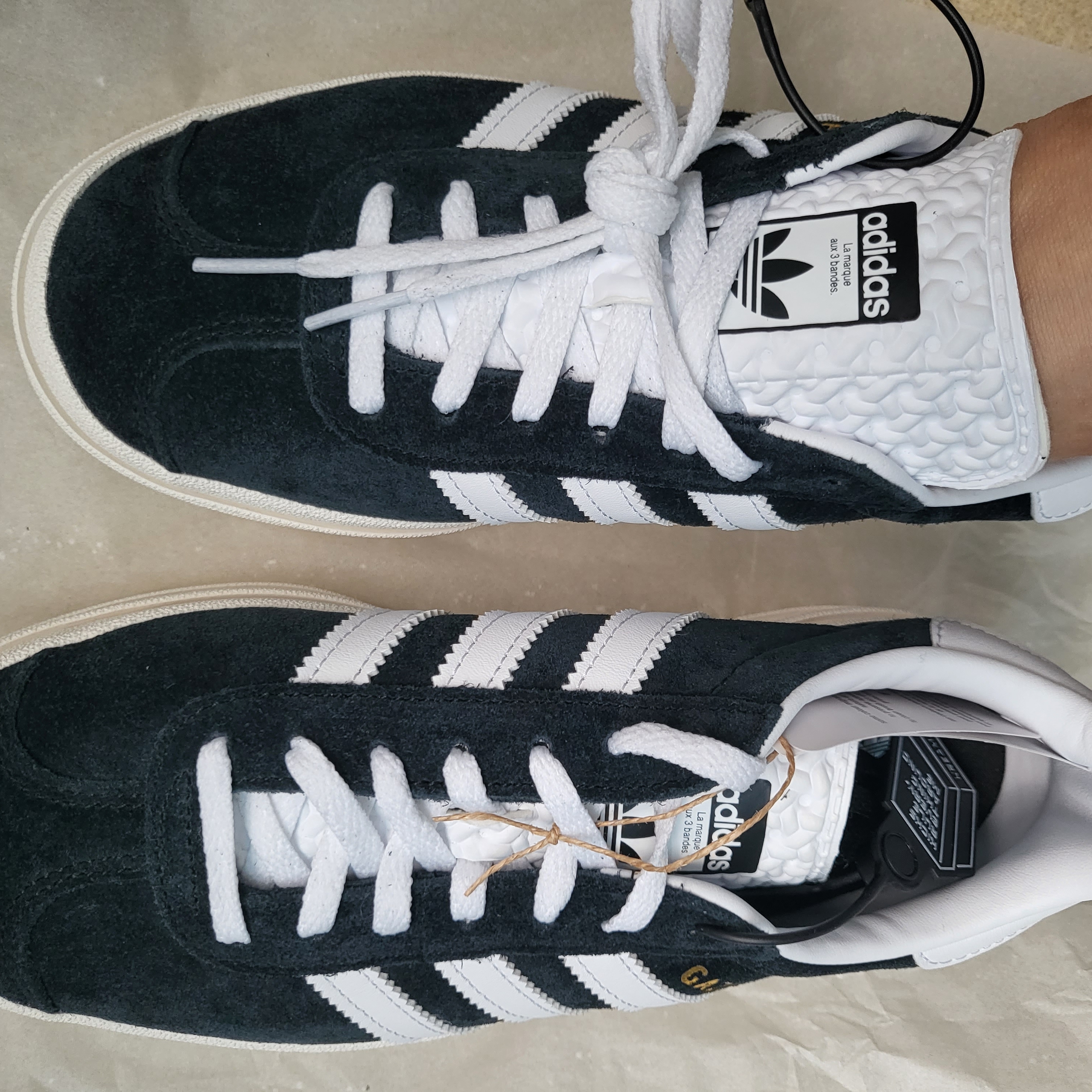 (W) Adidas Gazelle Bold Core Black Cloud White 착용 스타일 - 4
