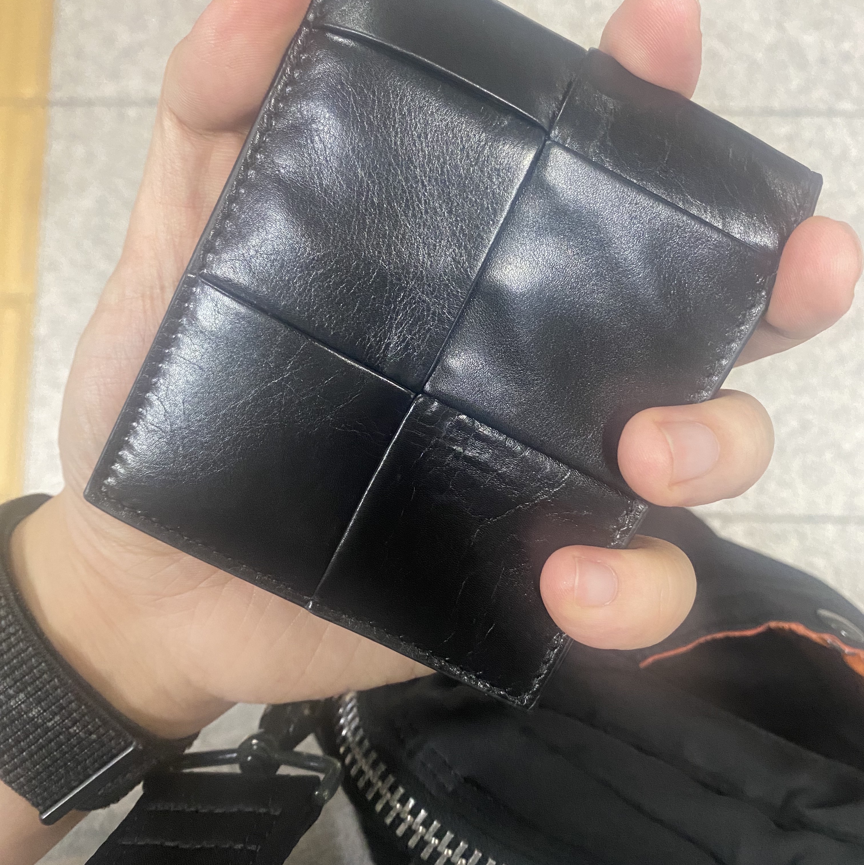 Bottega Veneta Bi-Fold Wallet Black 착용 스타일