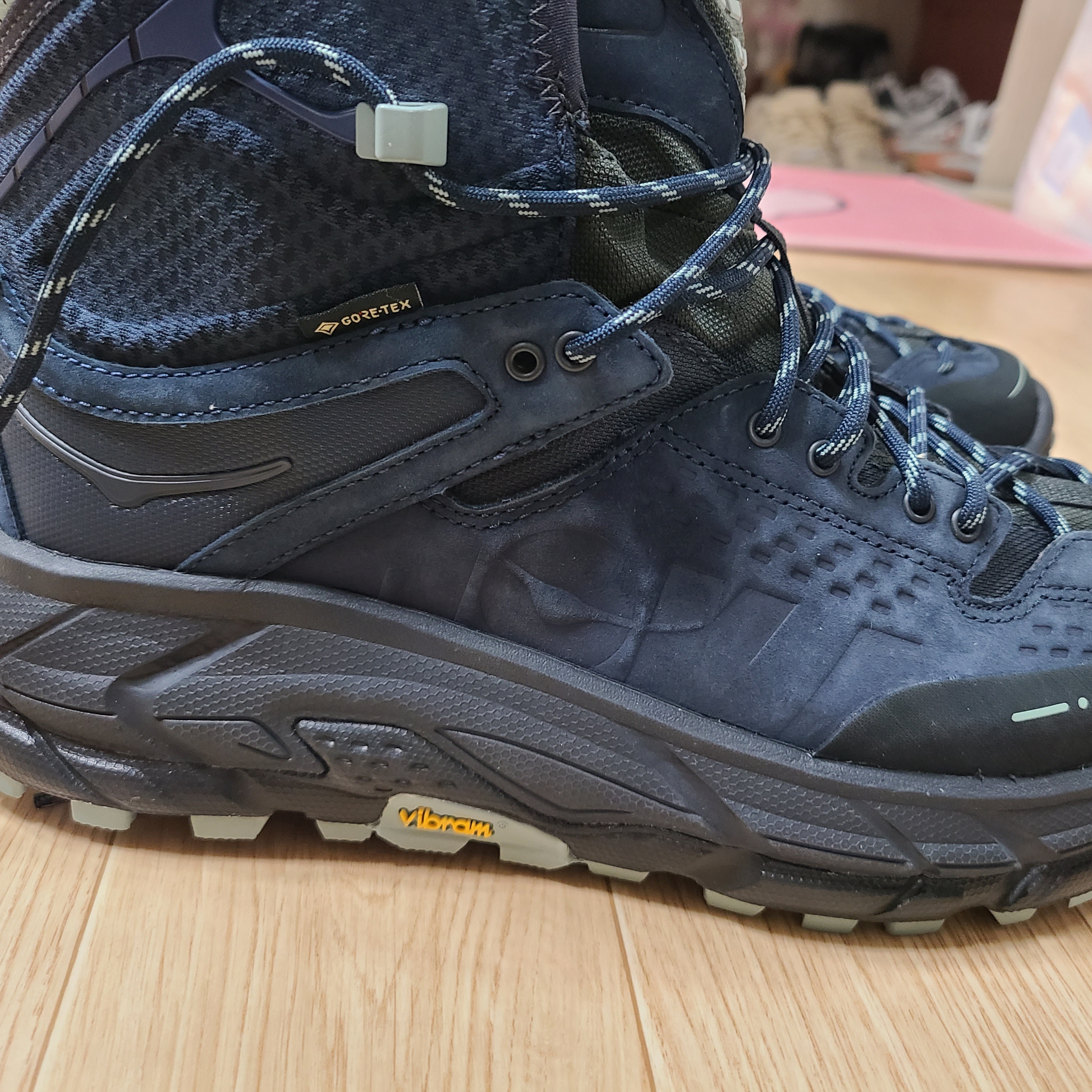 Hoka x J.L-A.L Tor Ultra High Blueberry Jadeite 착용 스타일 - 1