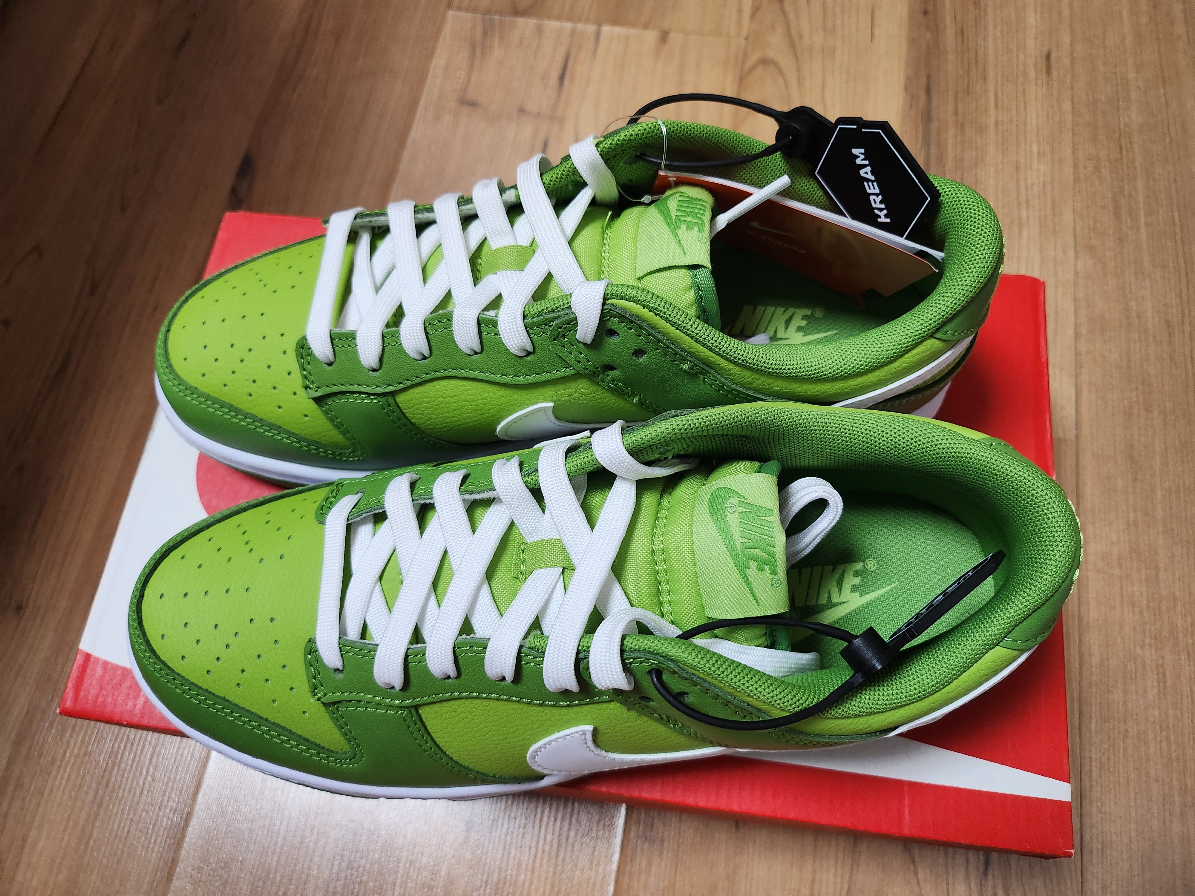 Nike Dunk Low Retro Vivid Green 착용 스타일 - 2