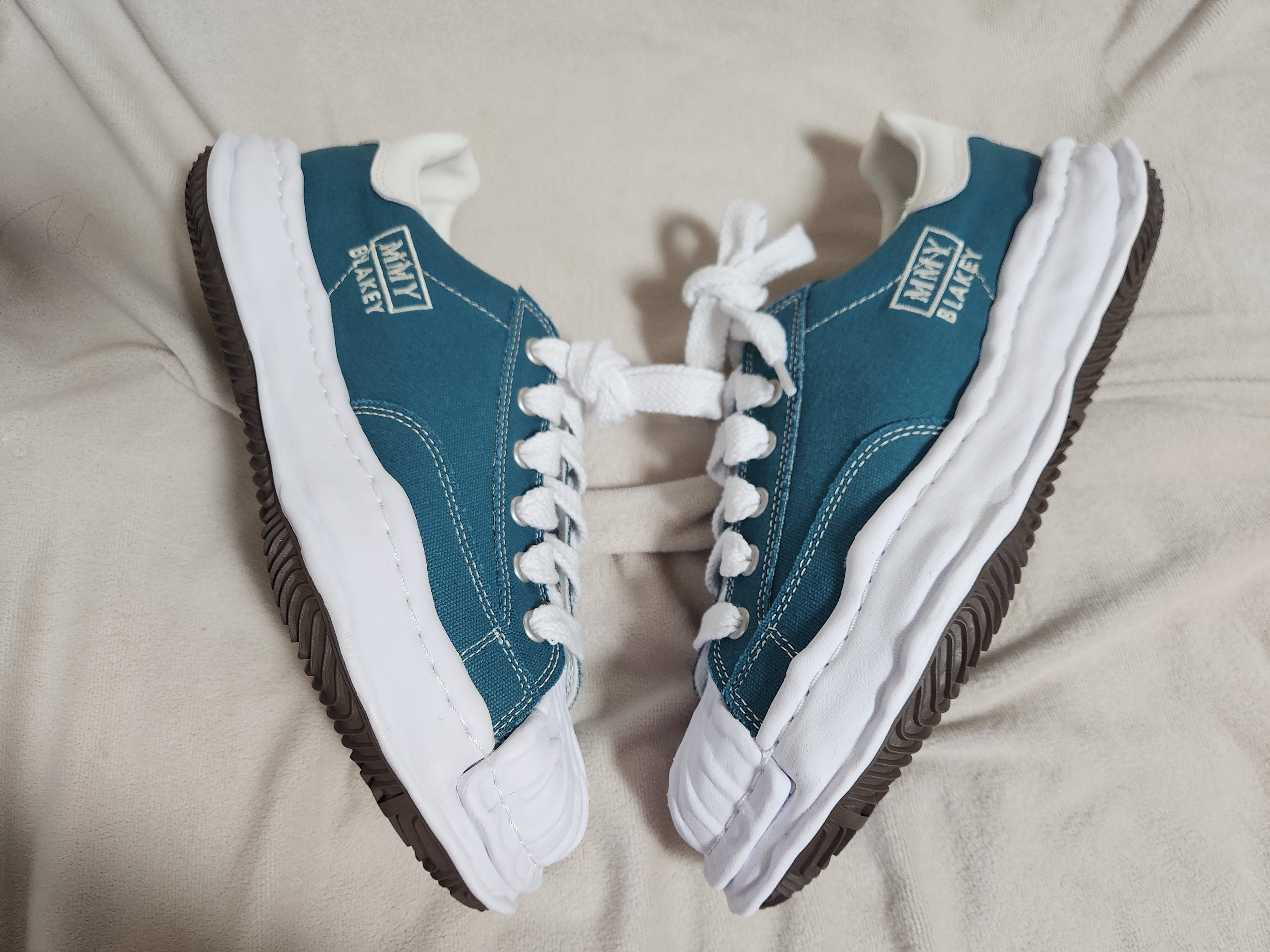 Maison Mihara Yasuhiro Blakey OG Sole Canvas Low-top Sneakers Blue 착용 스타일 - 3