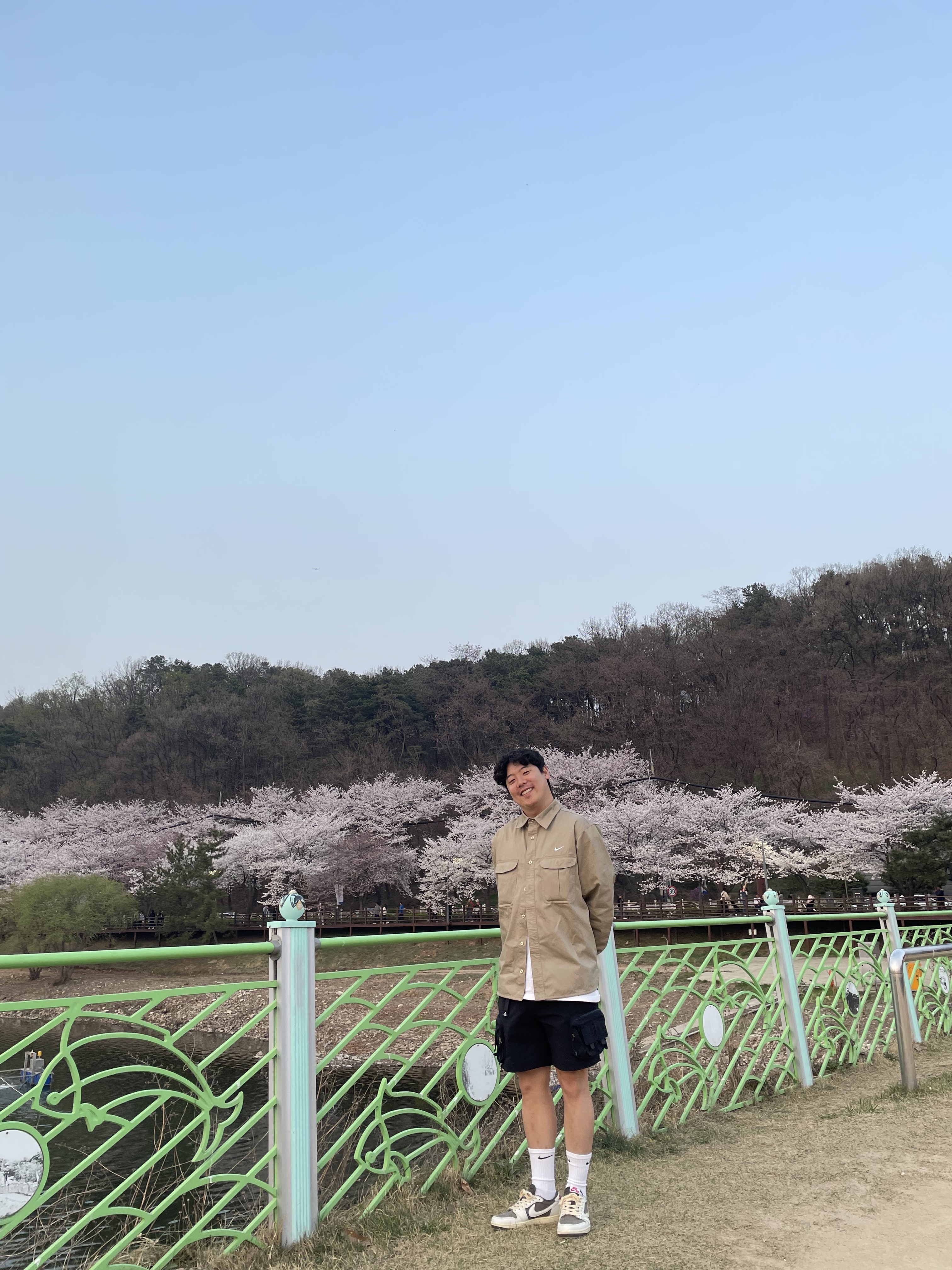 Nike ACG Cargo Shorts Black - Asia, Jordan 1 x Travis Scott Retro Low OG SP Sail and Ridgerock 착용 스타일 - 2