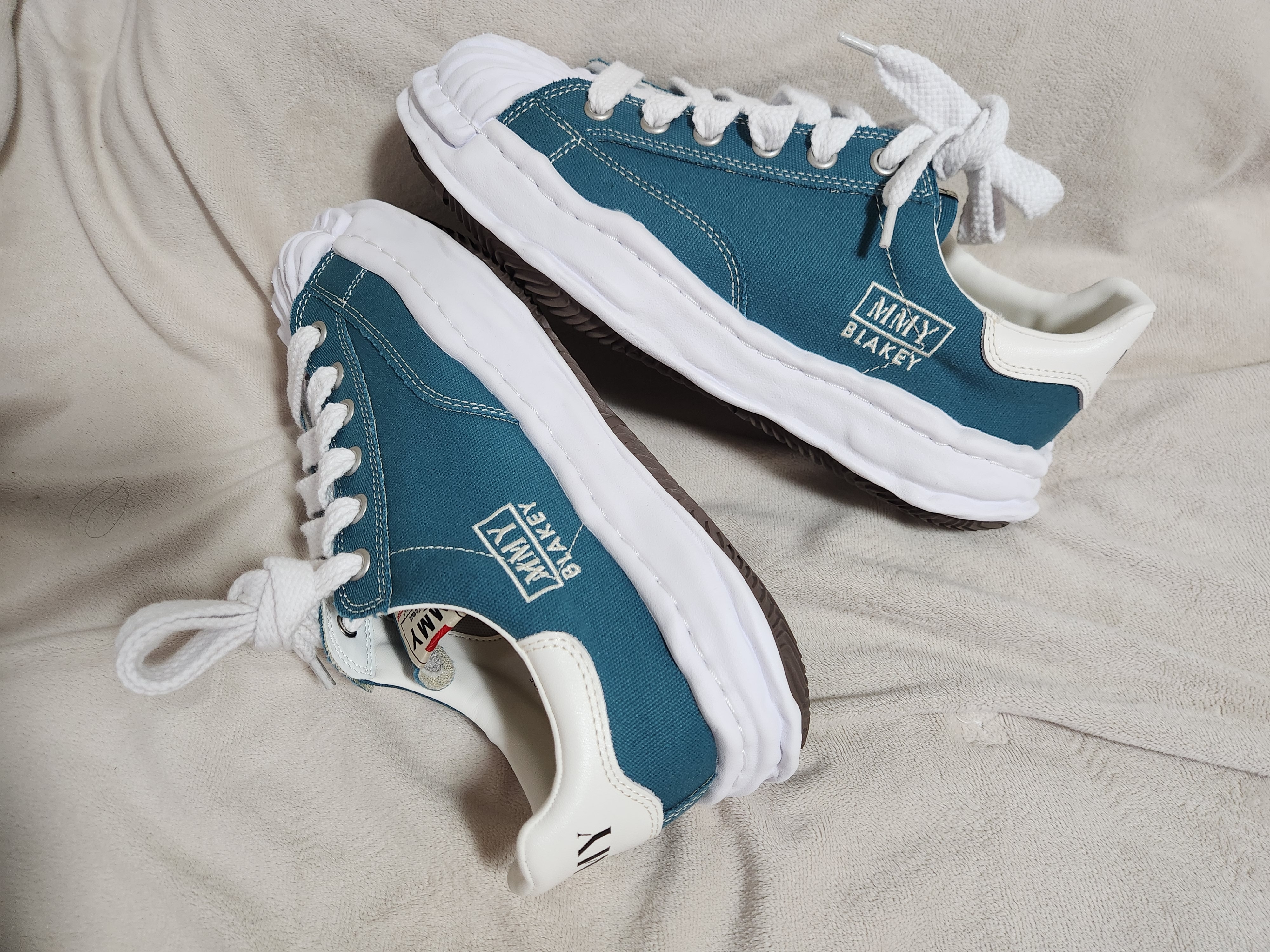 Maison Mihara Yasuhiro Blakey OG Sole Canvas Low-top Sneakers Blue 착용 스타일 - 4