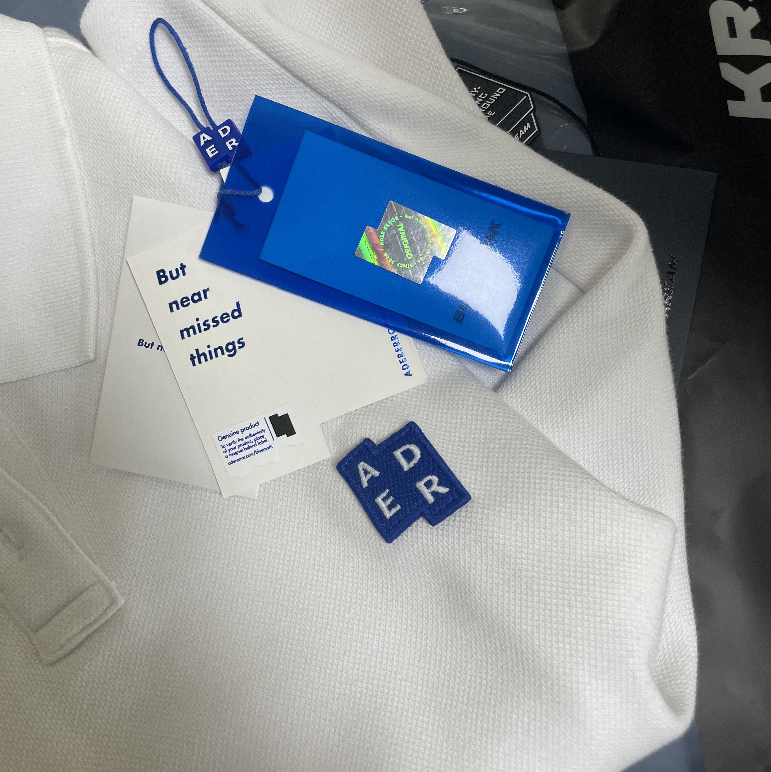 Ader Error Sig; TRS Tag Polo T-Shirt 01 Off White 착용 스타일