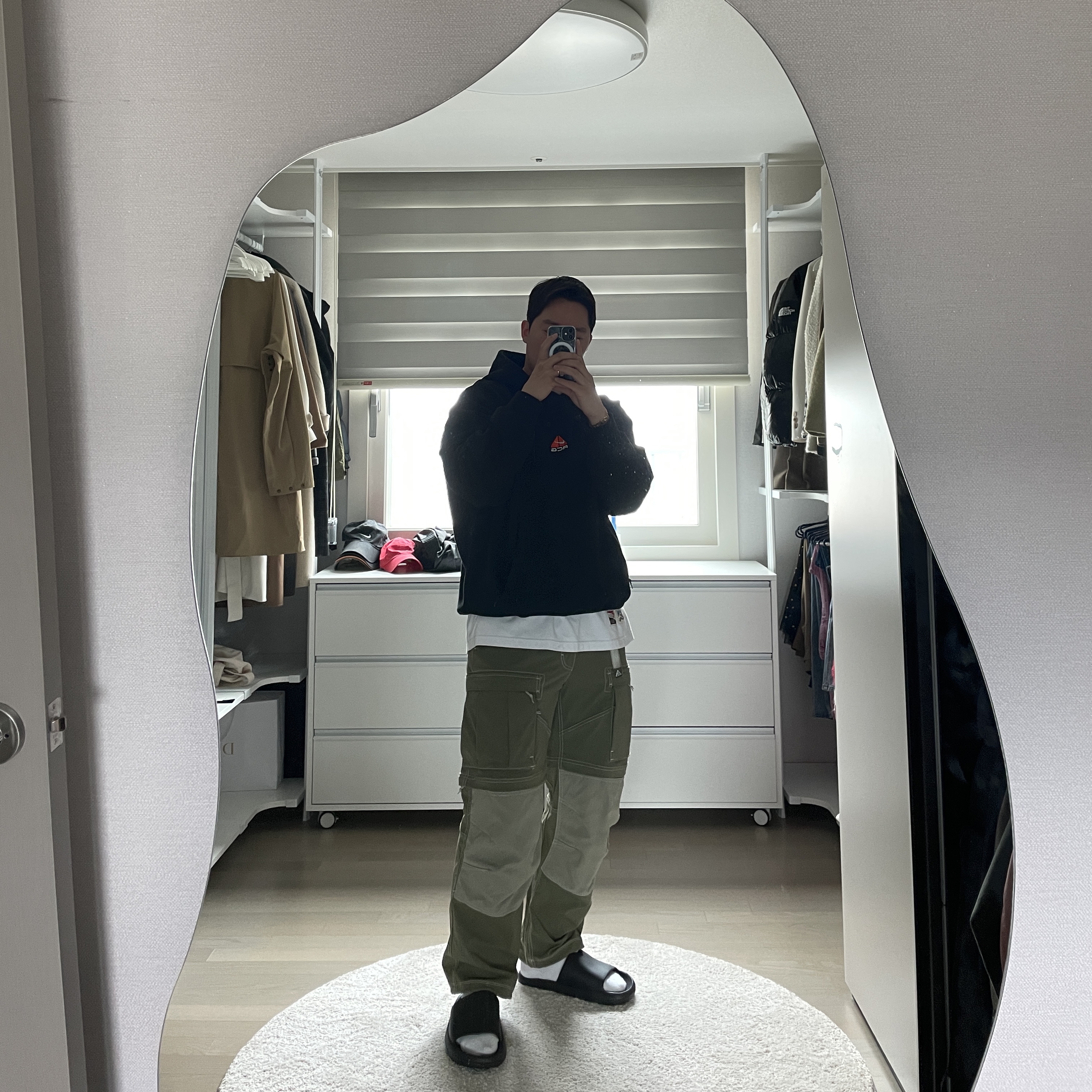 Nike ACG Smith Summit Cargo Pants Medium Olive - Asia, Nike ACG Therma-Fit Pullover Fleece Hoodie Black - Asia 착용 스타일 - 1