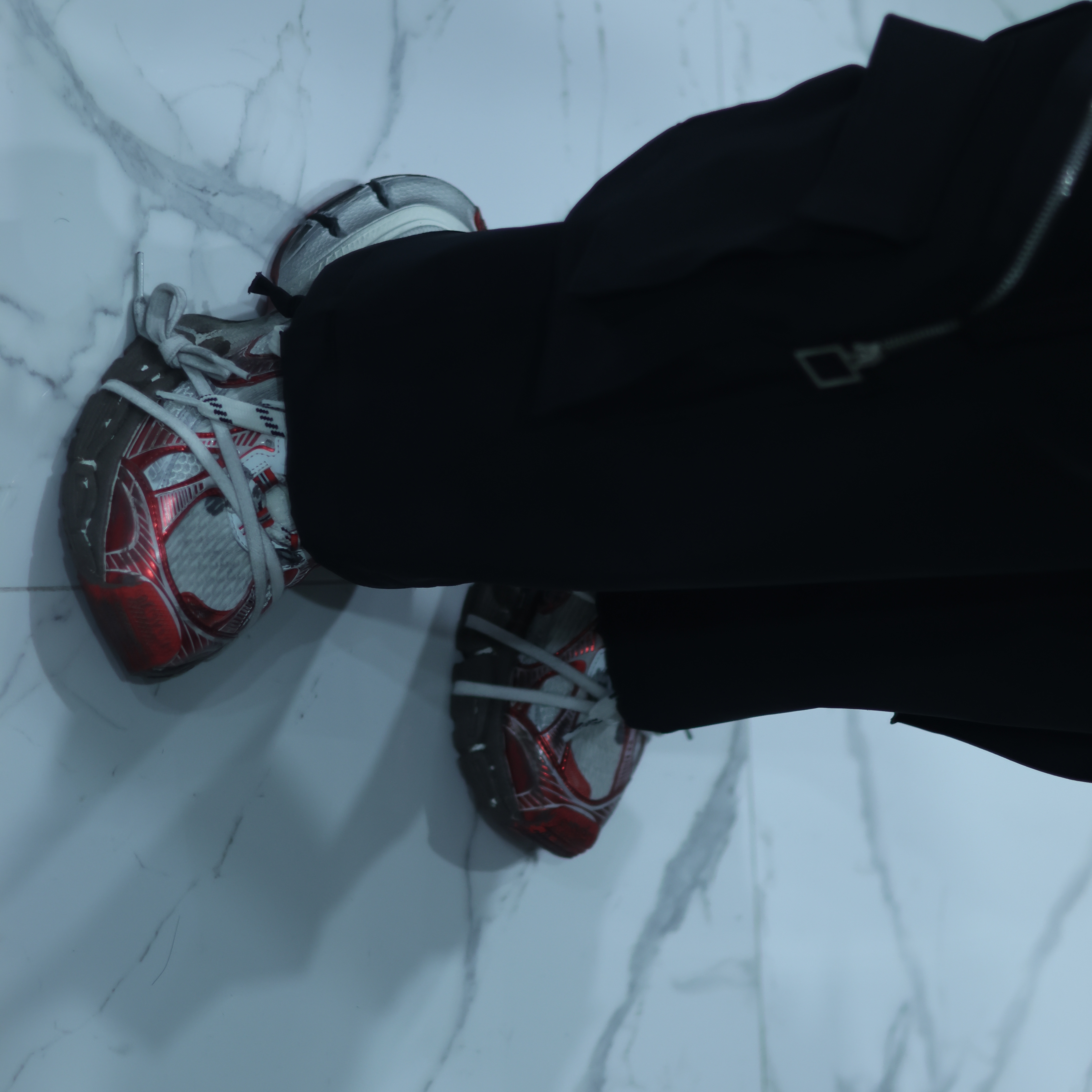 Balenciaga 3XL Sneakers Worn Out White Red 착용 스타일