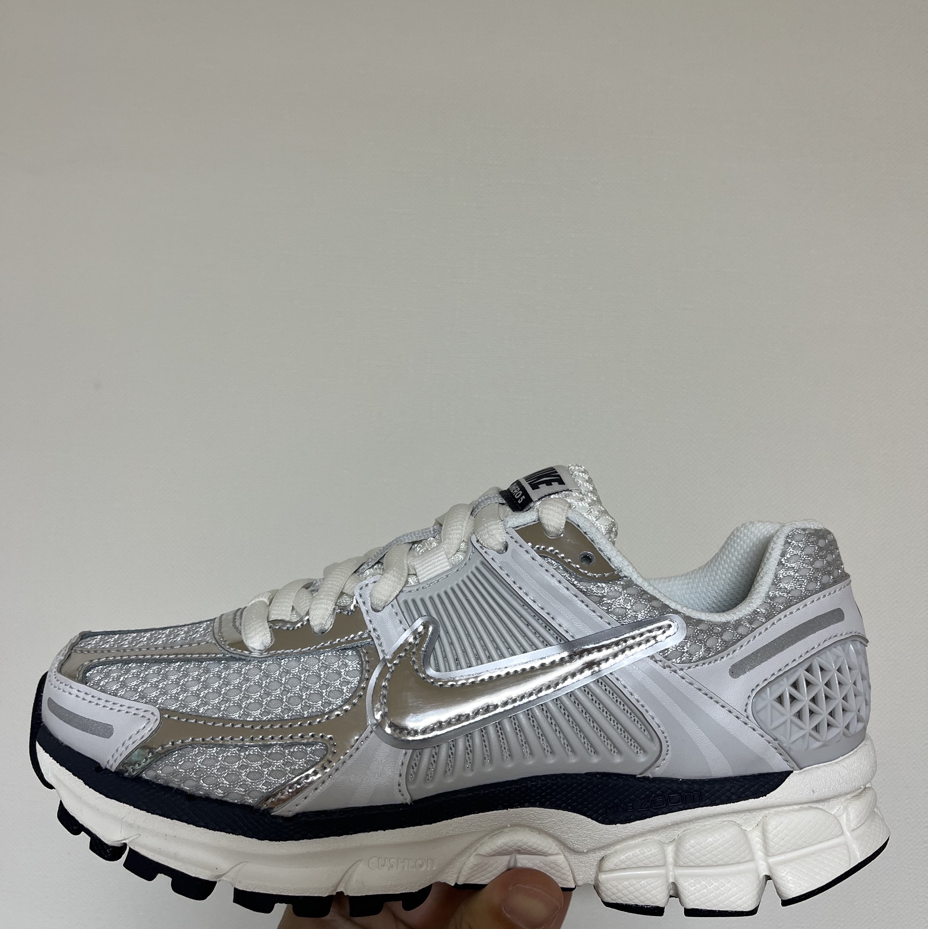 (W) Nike Zoom Vomero 5 Photon Dust and Metallic Silver 착용 스타일 - 1