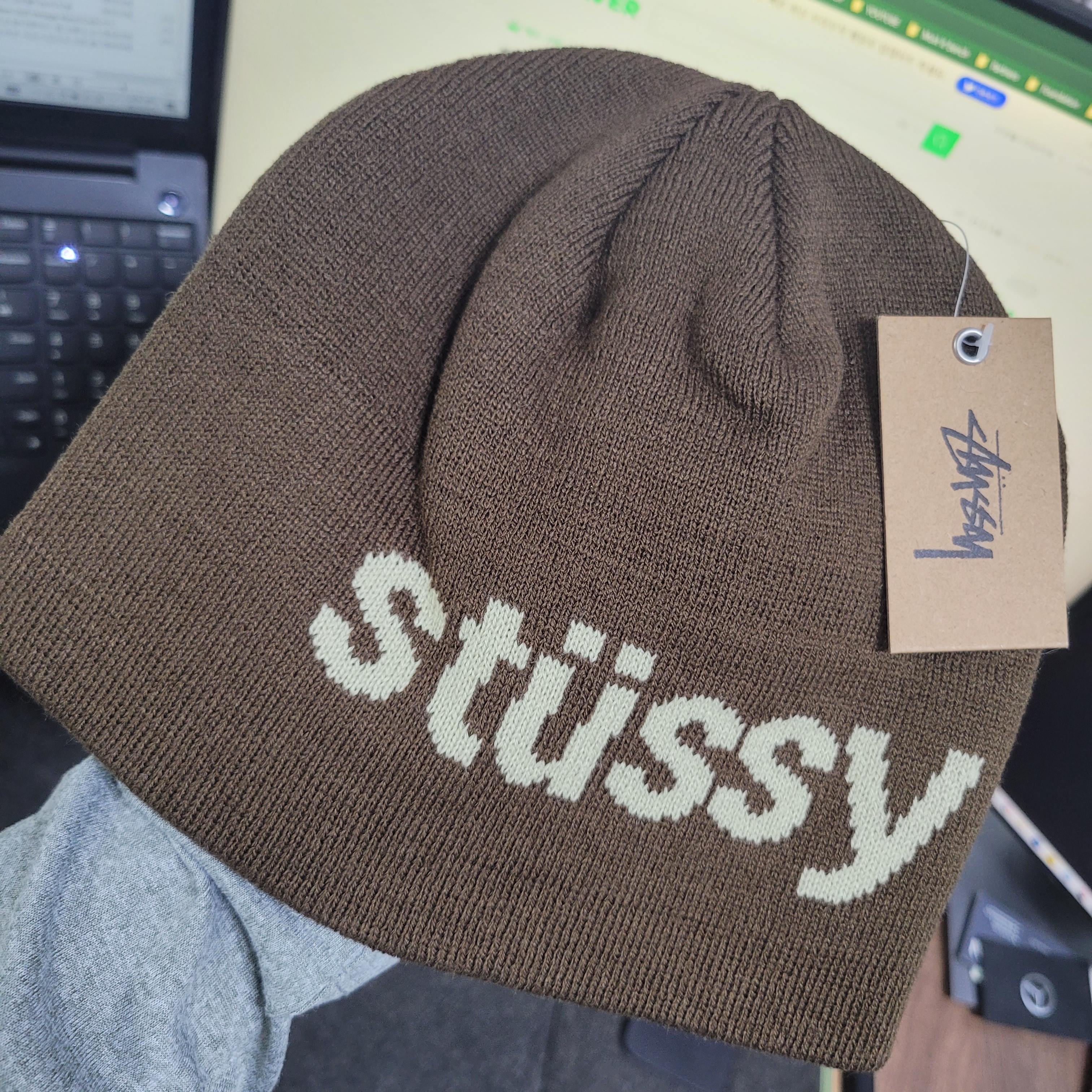 Stussy Helvetica Jacquard Beanie Brown 착용 스타일 - 2