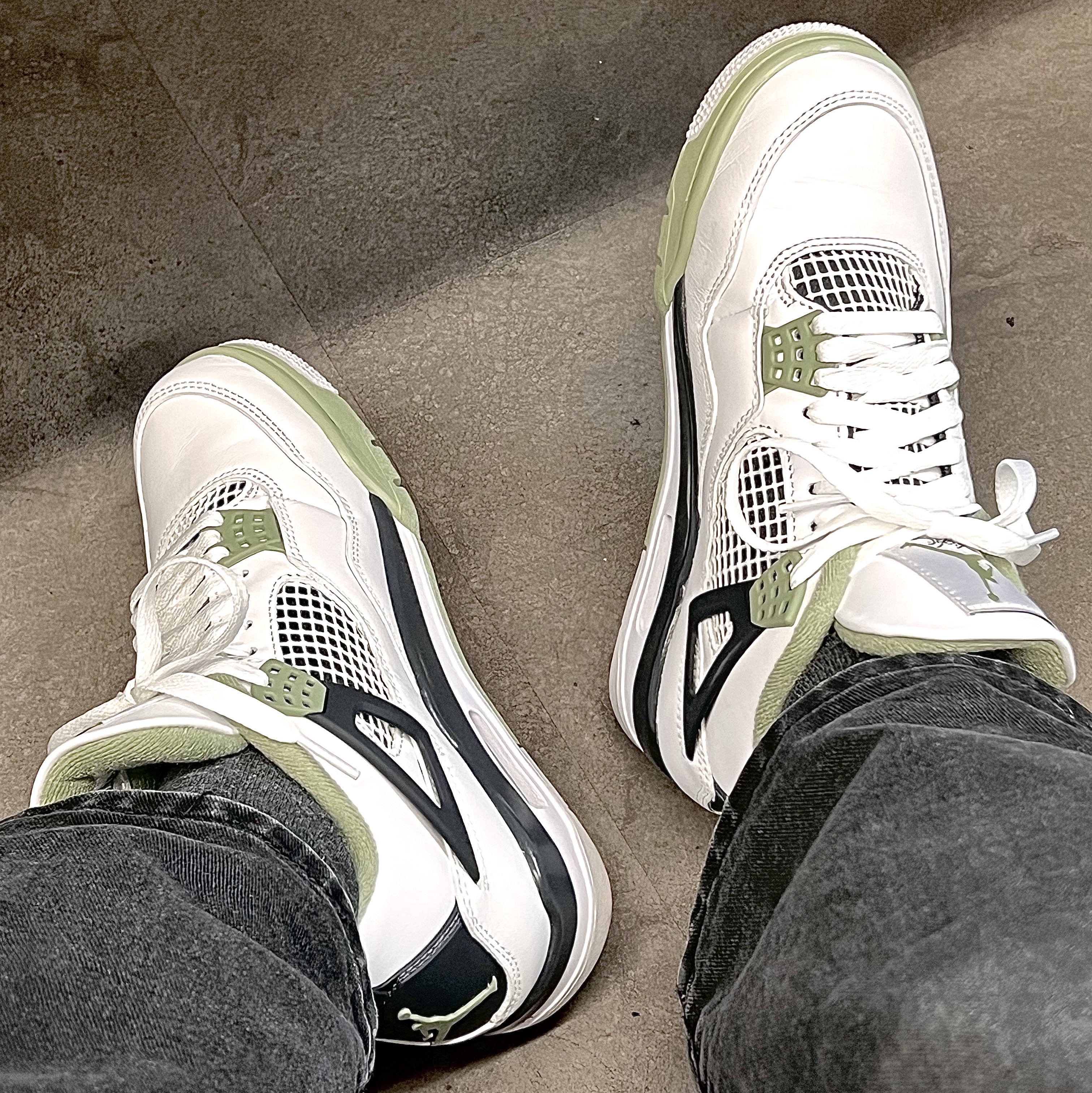 (W) Jordan 4 Retro Oil Green 착용 스타일