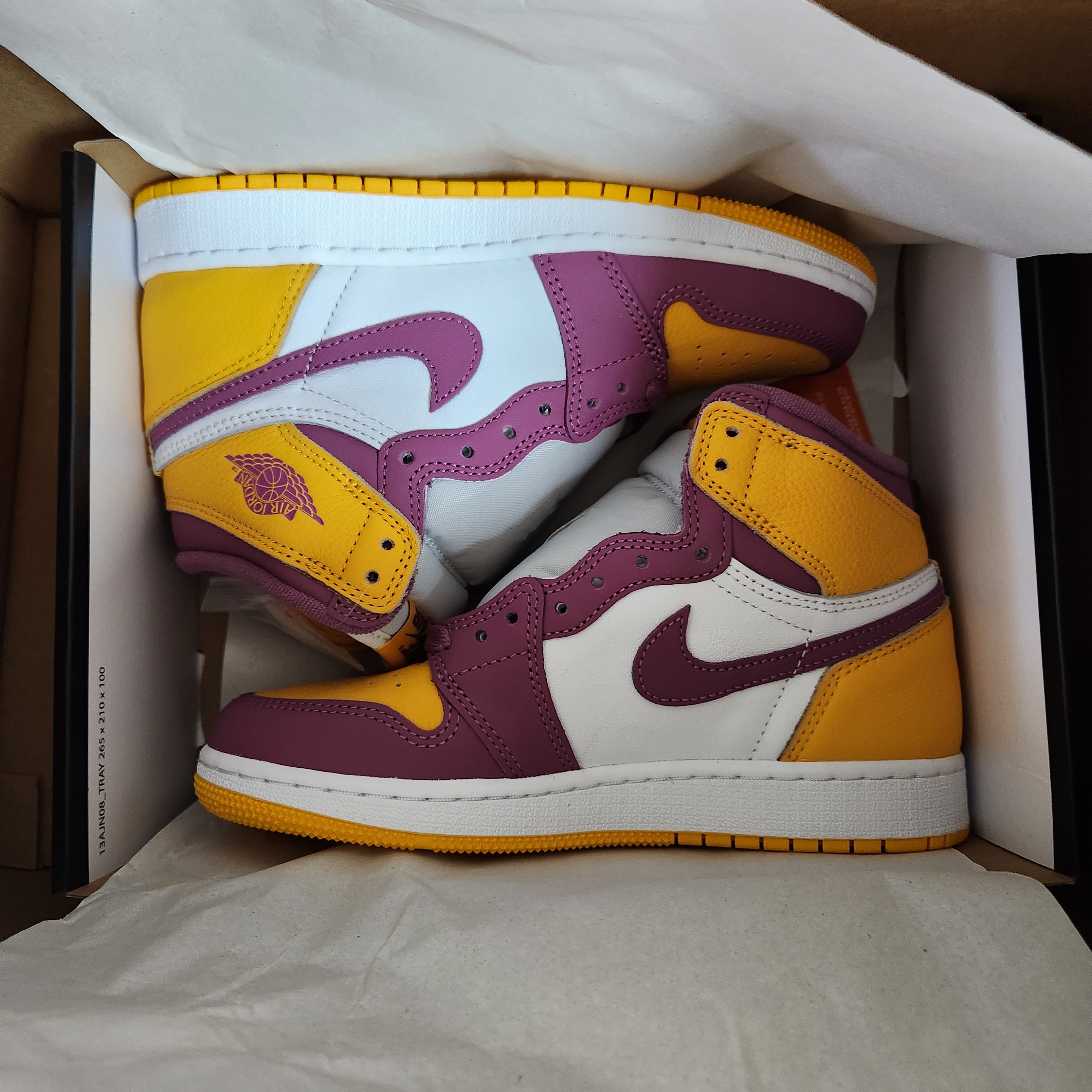 (GS) Jordan 1 Retro High OG University Gold Light Bordeaux 착용 스타일