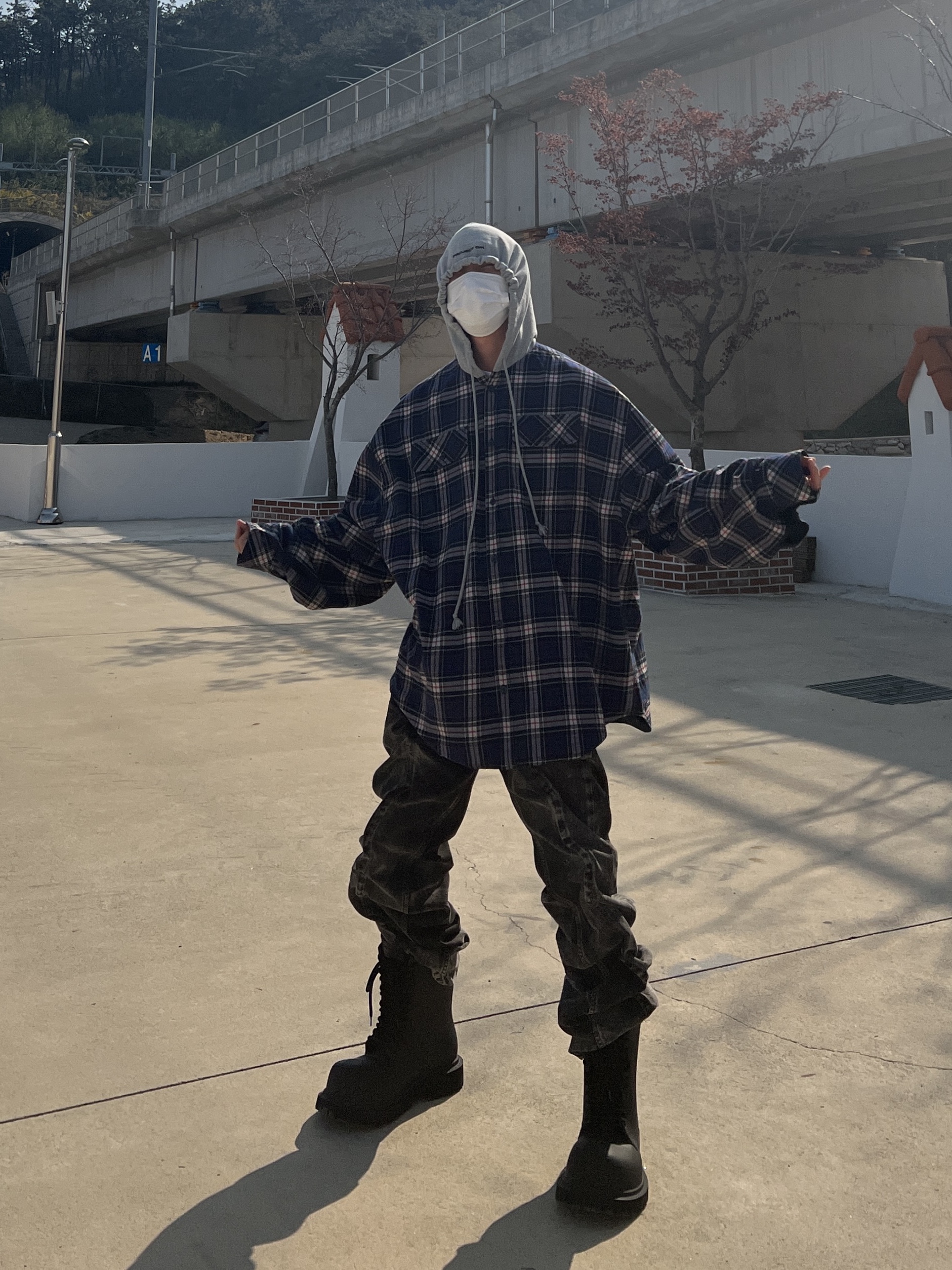 Balenciaga XL Army Boots Full Eva Black, Project G/R Reversible Hoodie Check Shirts Navy 착용 스타일