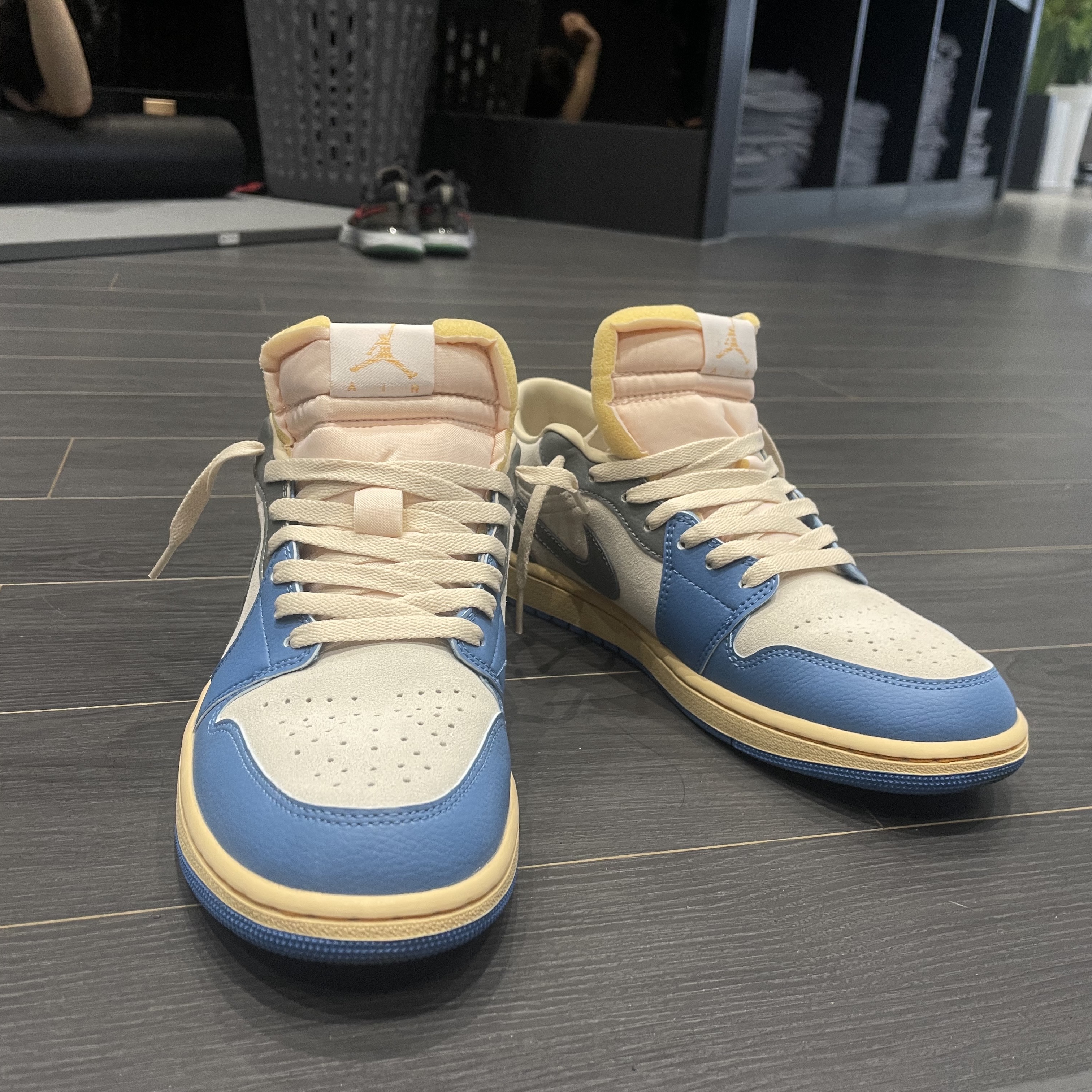 Jordan 1 Low SE Tokyo 96 착용 스타일 - 2