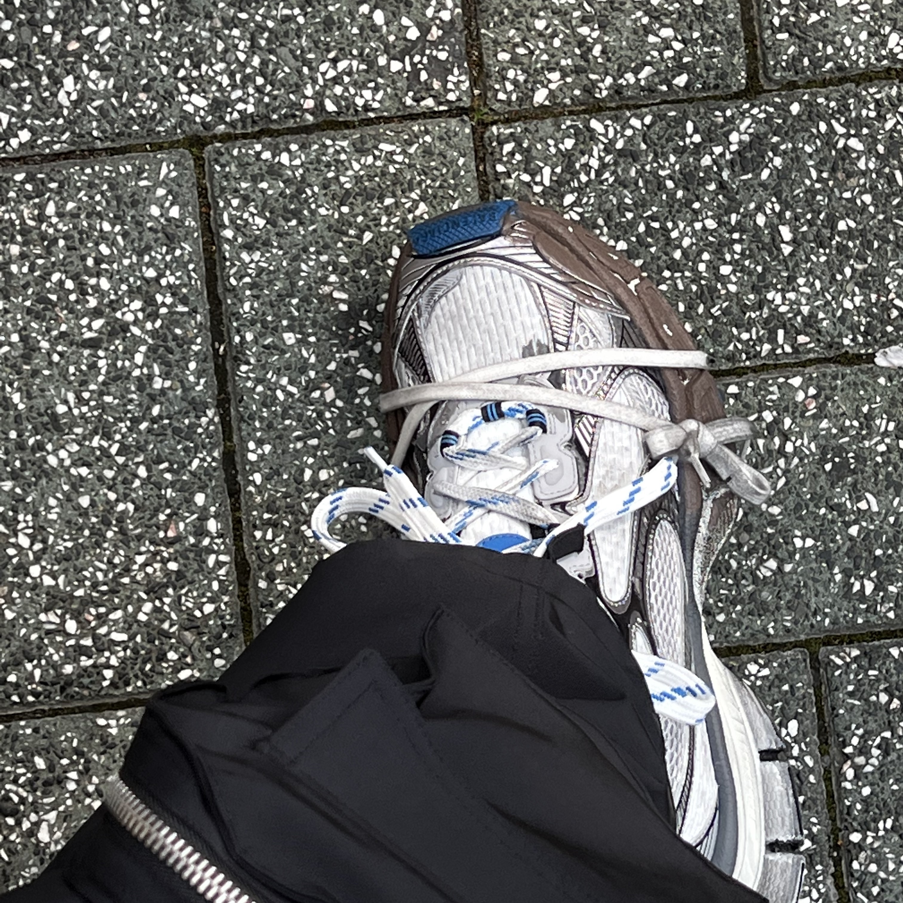 Balenciaga 3XL Sneakers Worn Out Grey White Blue 착용 스타일 - 1