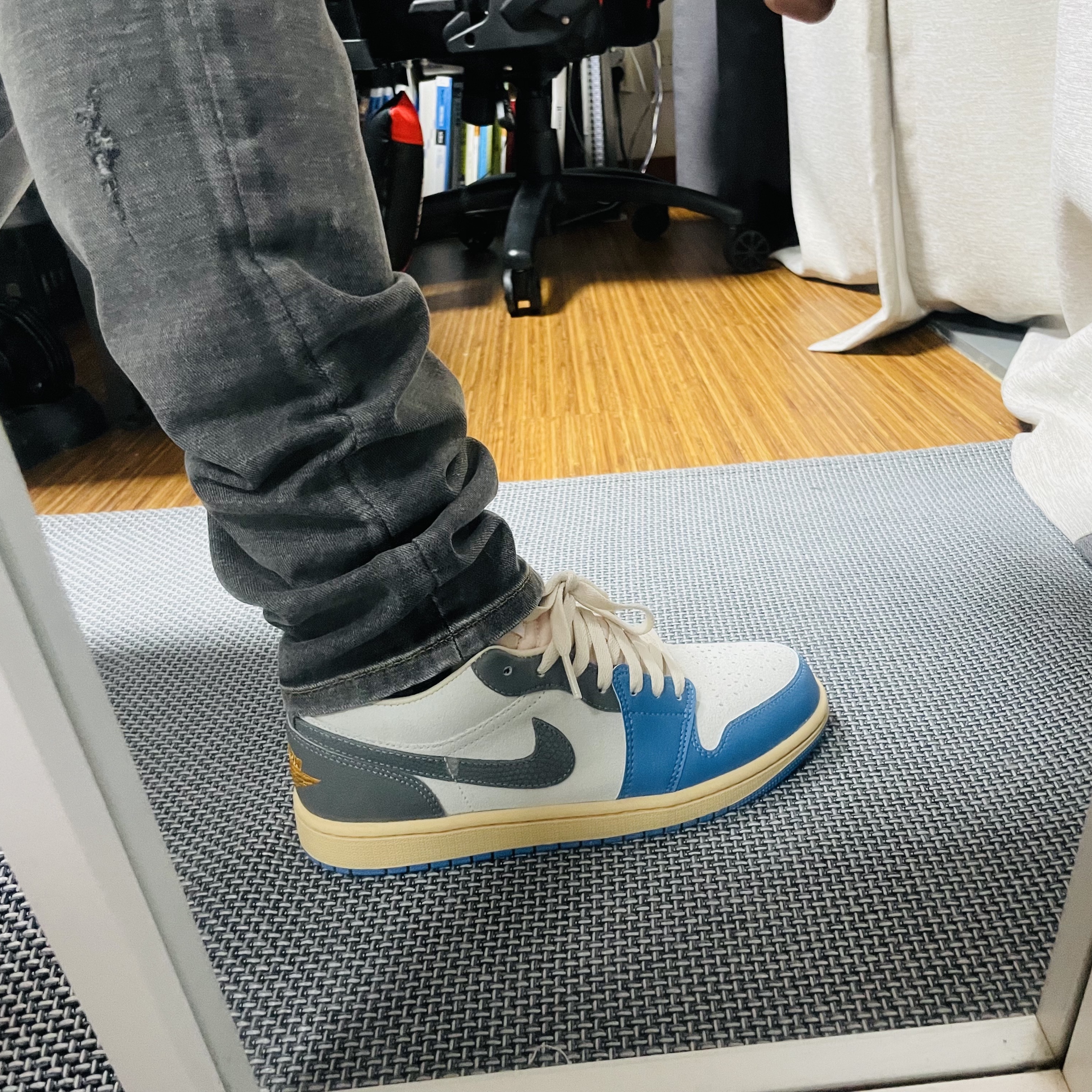 Jordan 1 Low SE Tokyo 96, Undermycar Legion.03 Slim Fit Blue Stitch Washed Jeans Washed Gray 착용 스타일 - 2