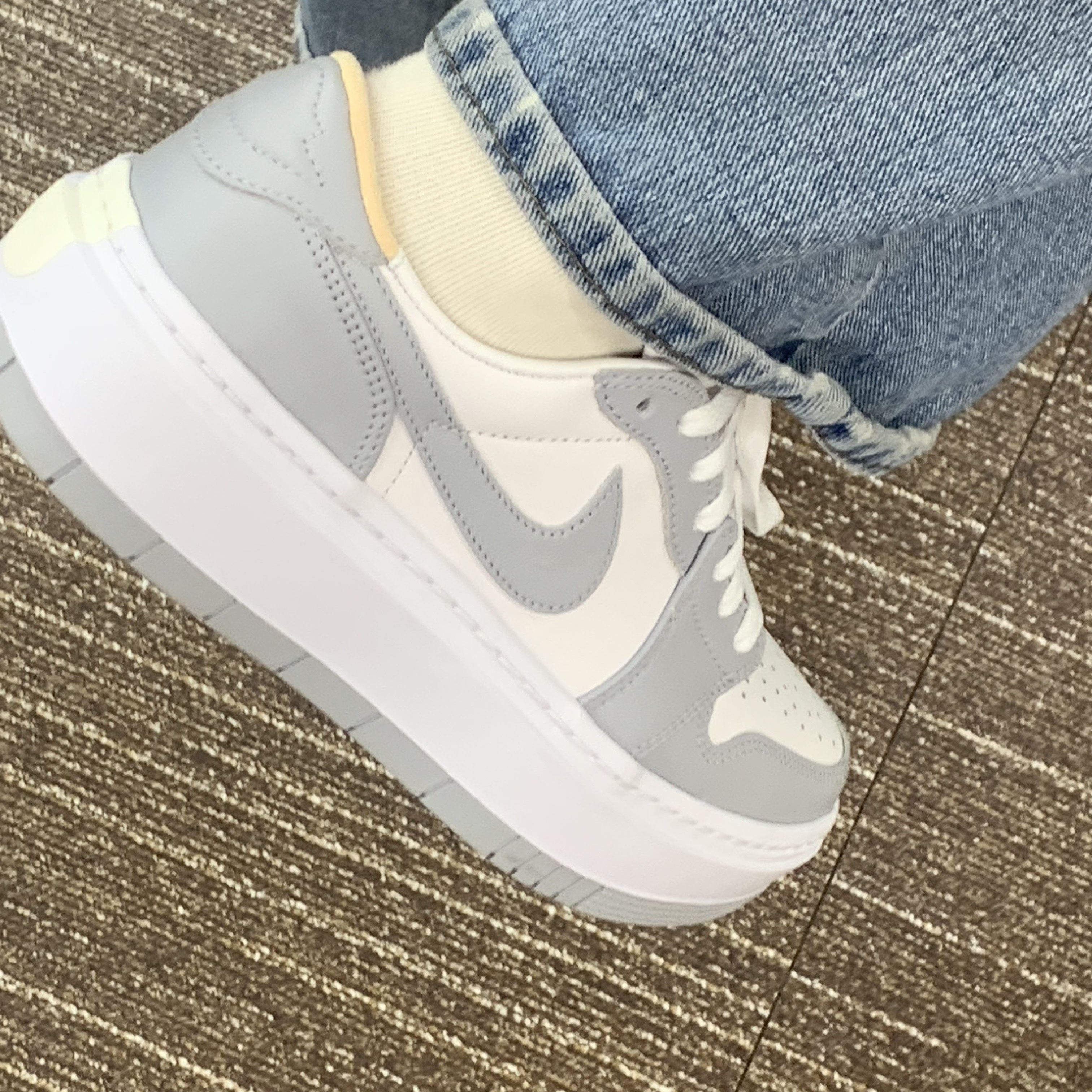 (W) Jordan 1 Elevate Low White and Wolf Grey 착용 스타일 - 2