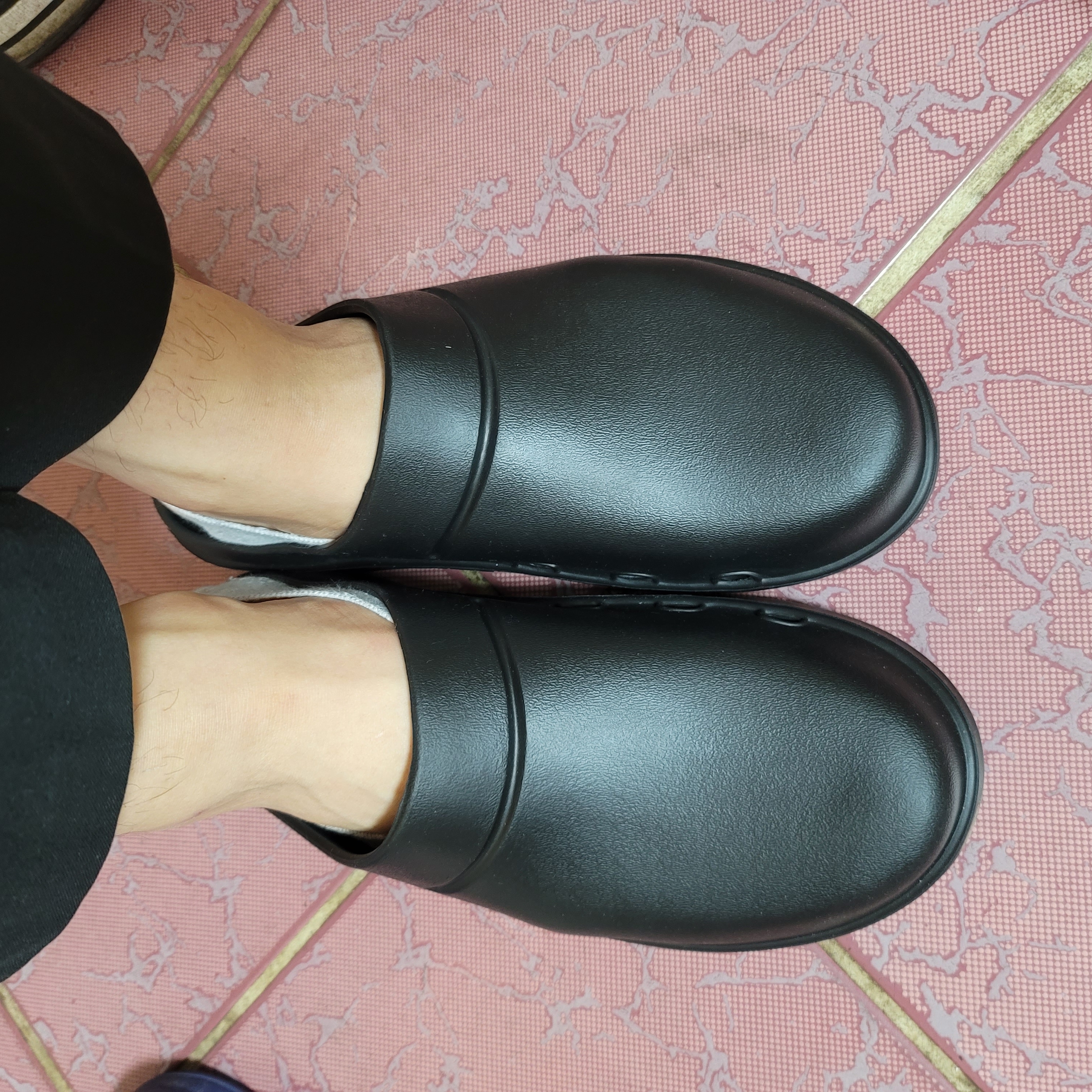 Oofos OOCloog Black 착용 스타일 - 2