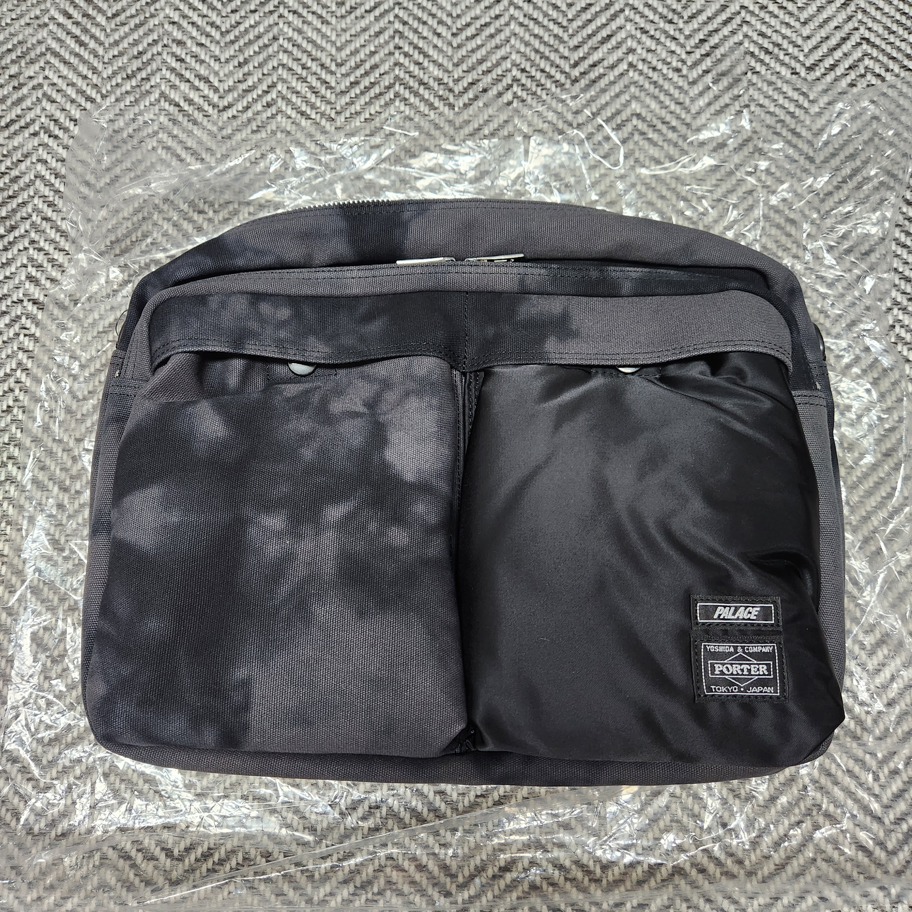 Porter x Palace 2Way Shoulder Bag Black 착용 스타일 - 1