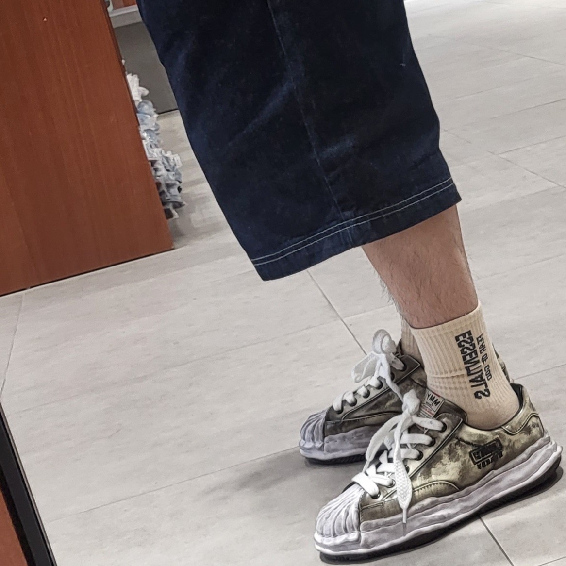 Maison Mihara Yasuhiro Blakey OG Sole Brushed Patent Low-top Sneakers White 착용 스타일 - 1