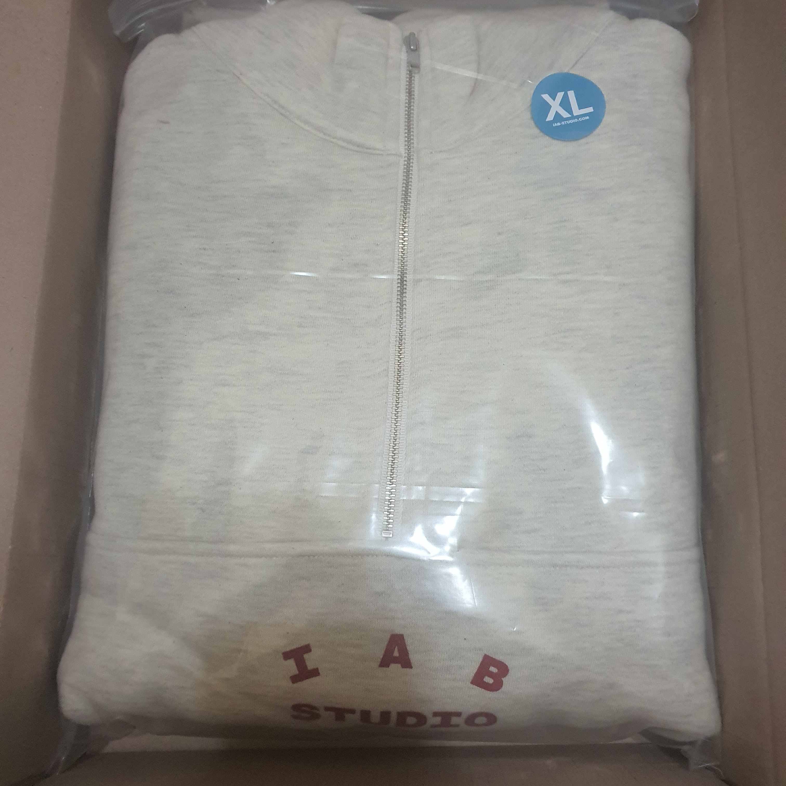 IAB Studio Half Zip-Up Oatmeal Burgundy 착용 스타일