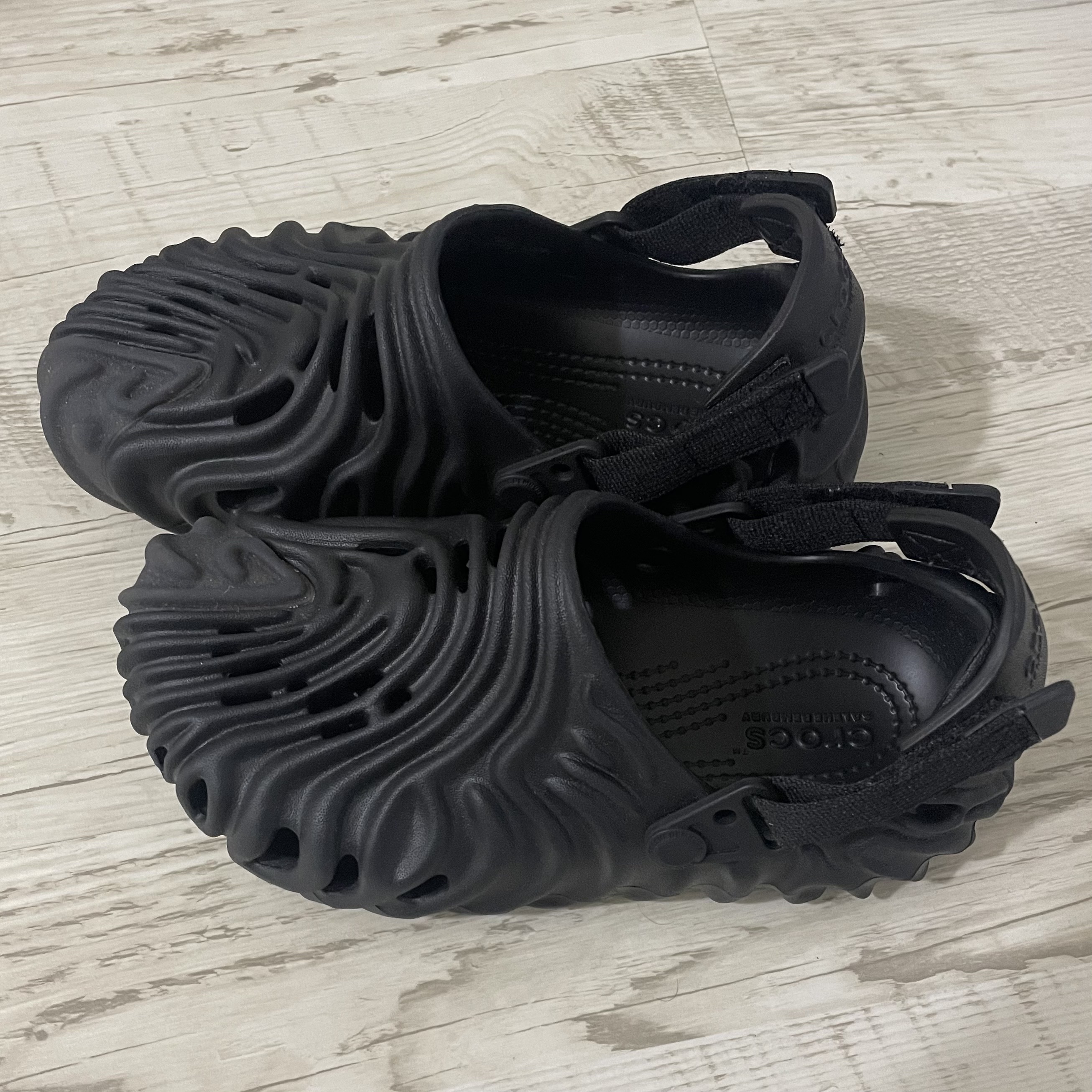 Crocs x Salehe Bembury Pollex Clog Sasquatch 착용 스타일