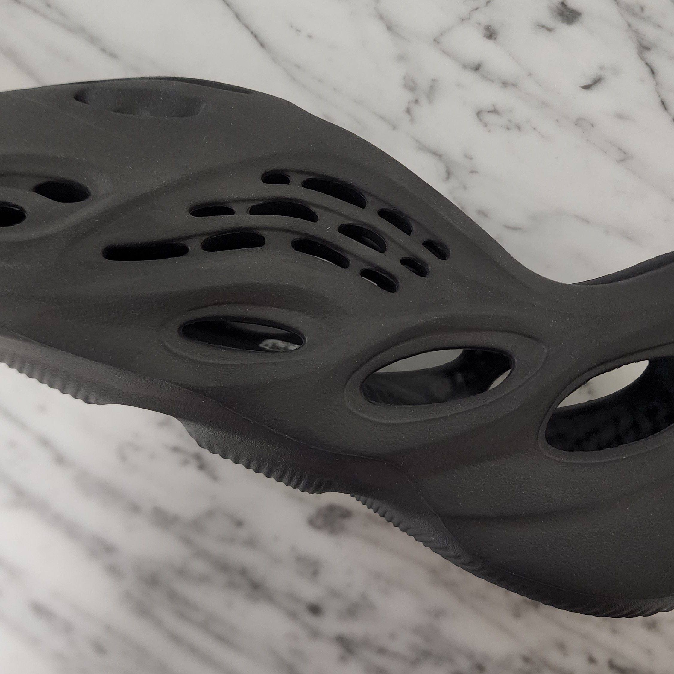 Adidas Yeezy Foam RNNR Onyx 착용 스타일