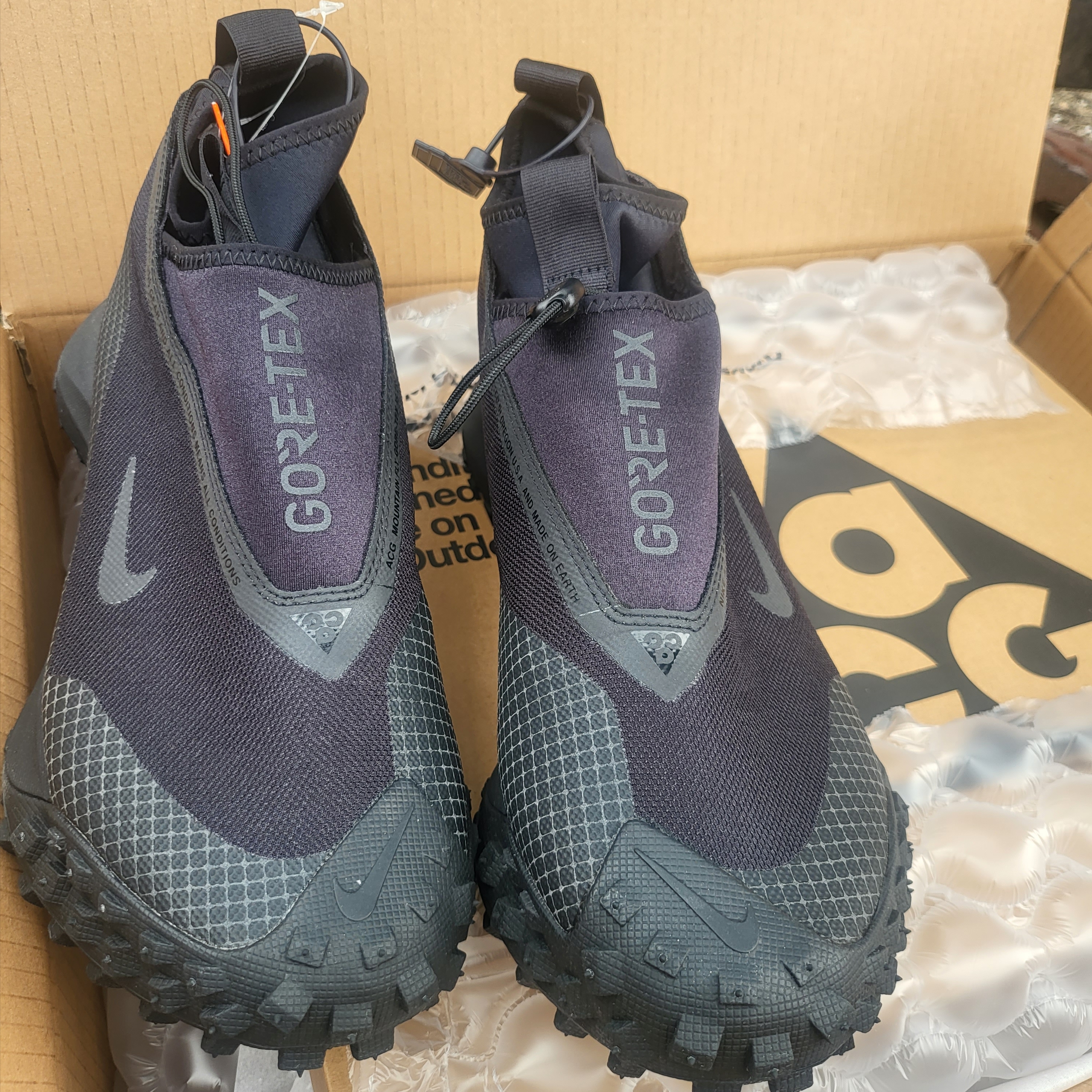 Nike ACG Mountain Fly Gore-Tex Black and Dark Grey 착용 스타일