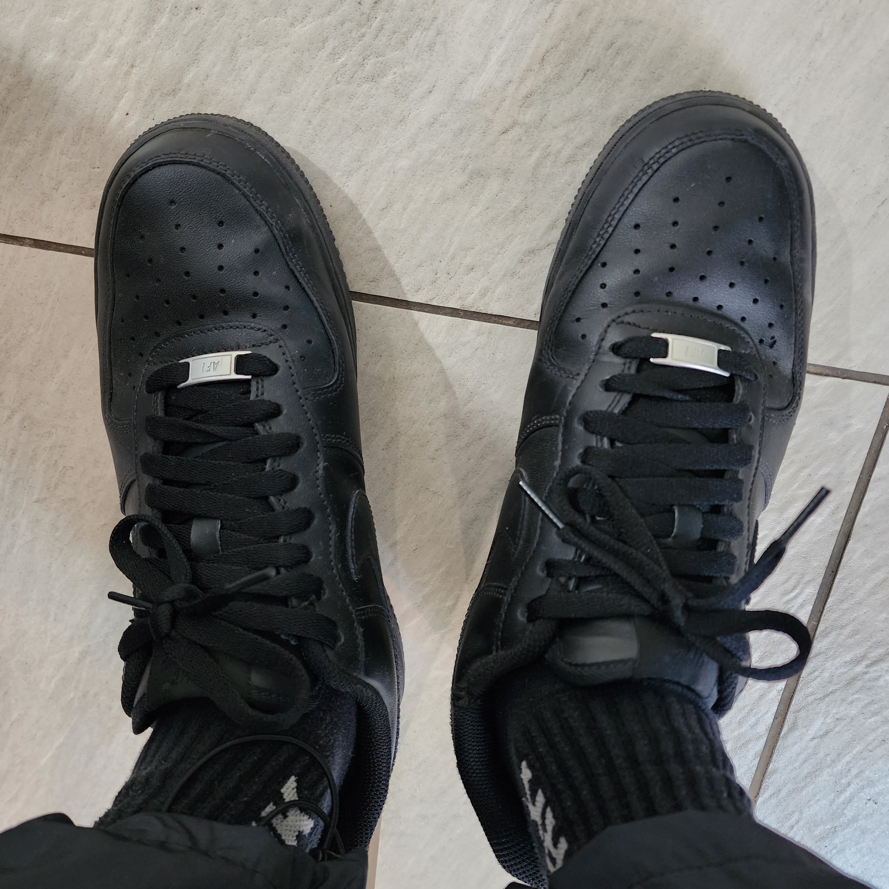 Nike Air Force 1 '07 Low Triple Black 착용 스타일