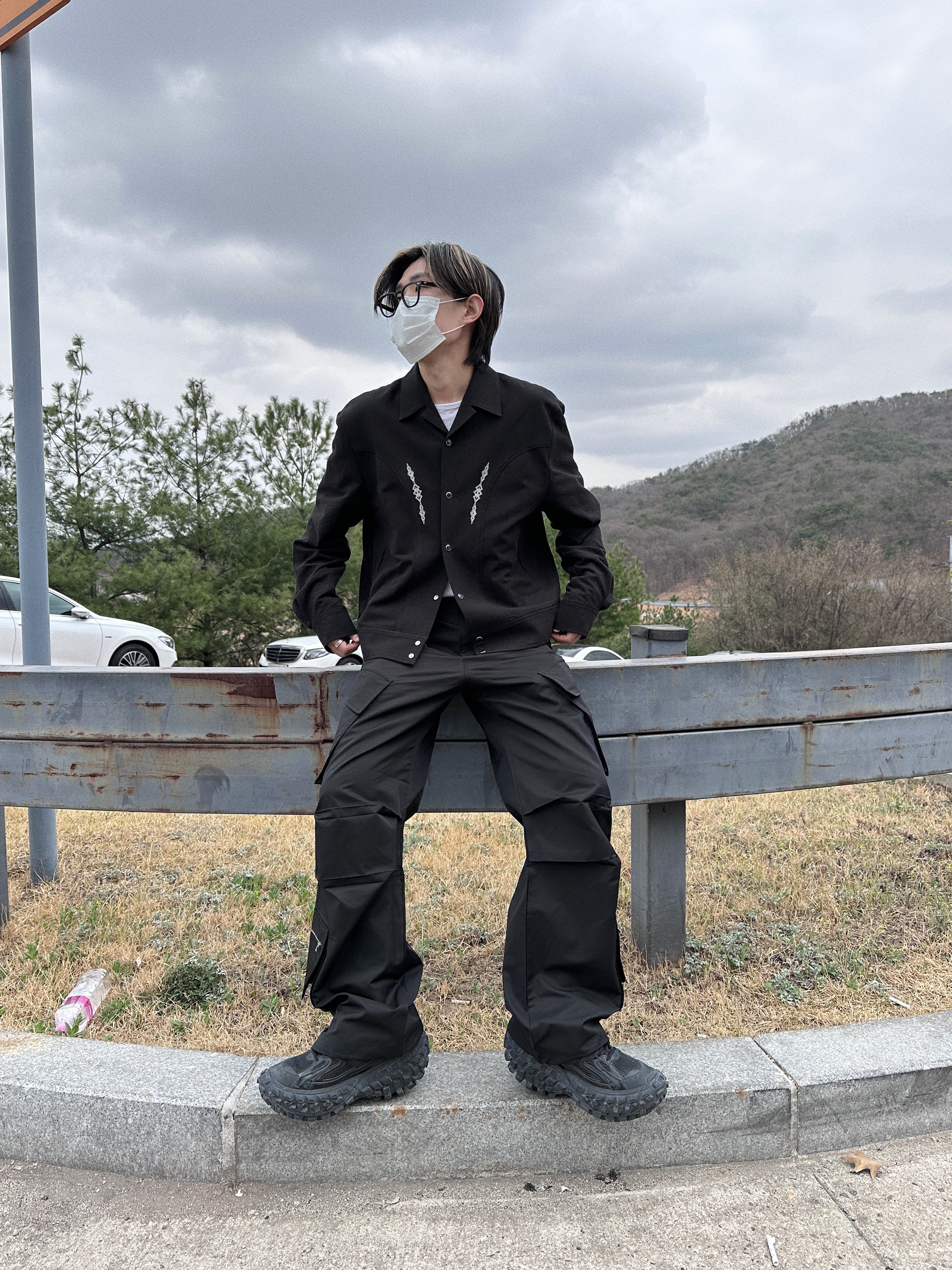 Balenciaga Defender Sneakers Black 착용 스타일 - 1