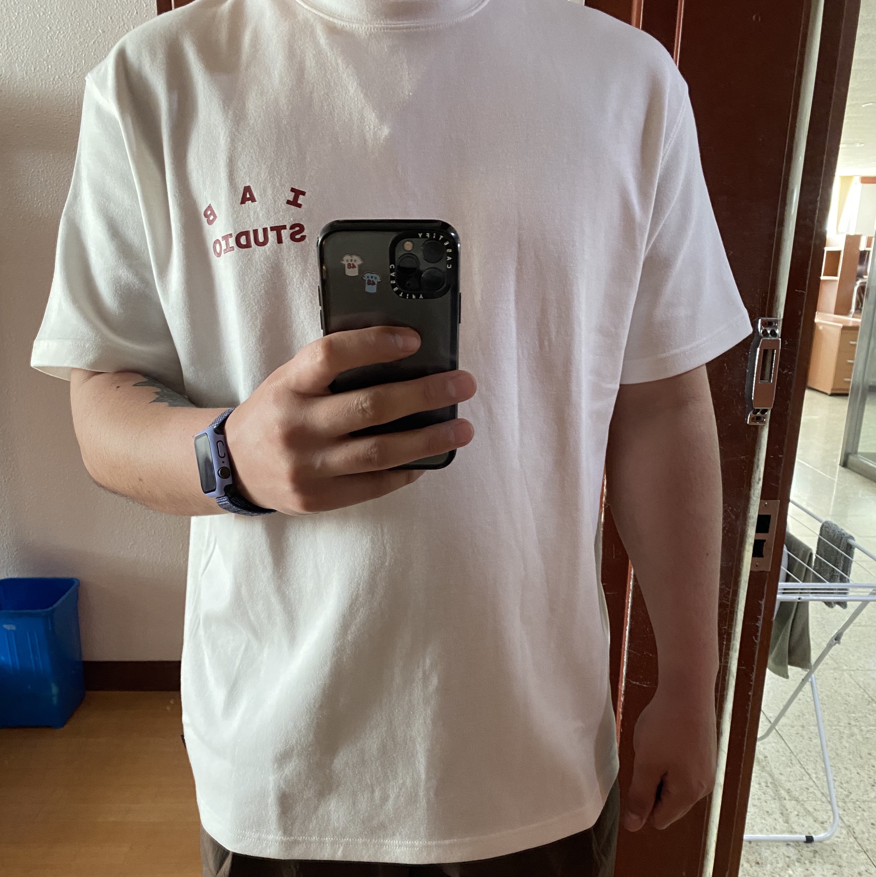 IAB Studio T-Shirt White Burgundy 착용 스타일