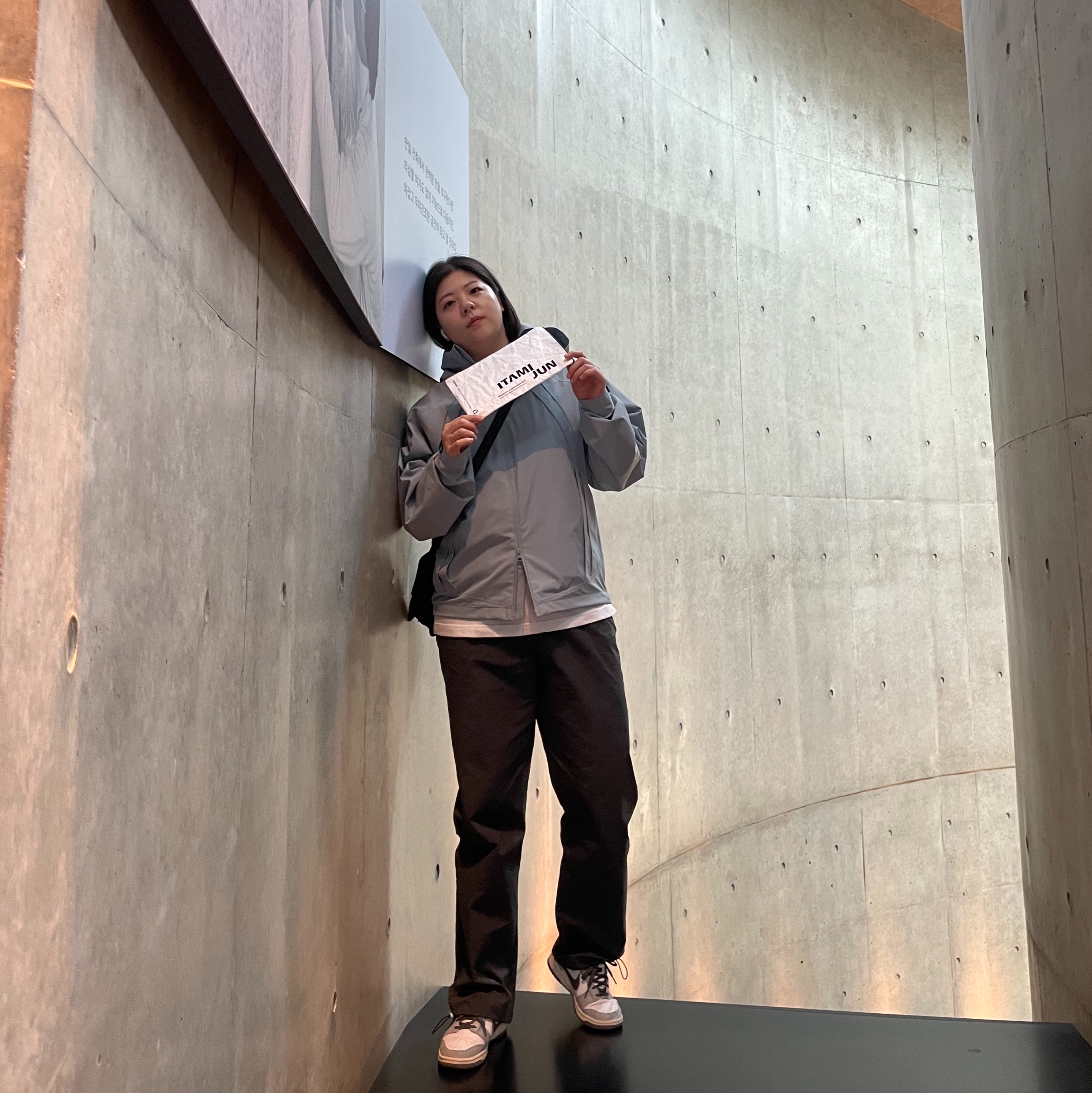 Sansan Gear Windblock Jacket Sky Blue - 22FW, Prada Medium Nylon Shoulder Bag Black 착용 스타일
