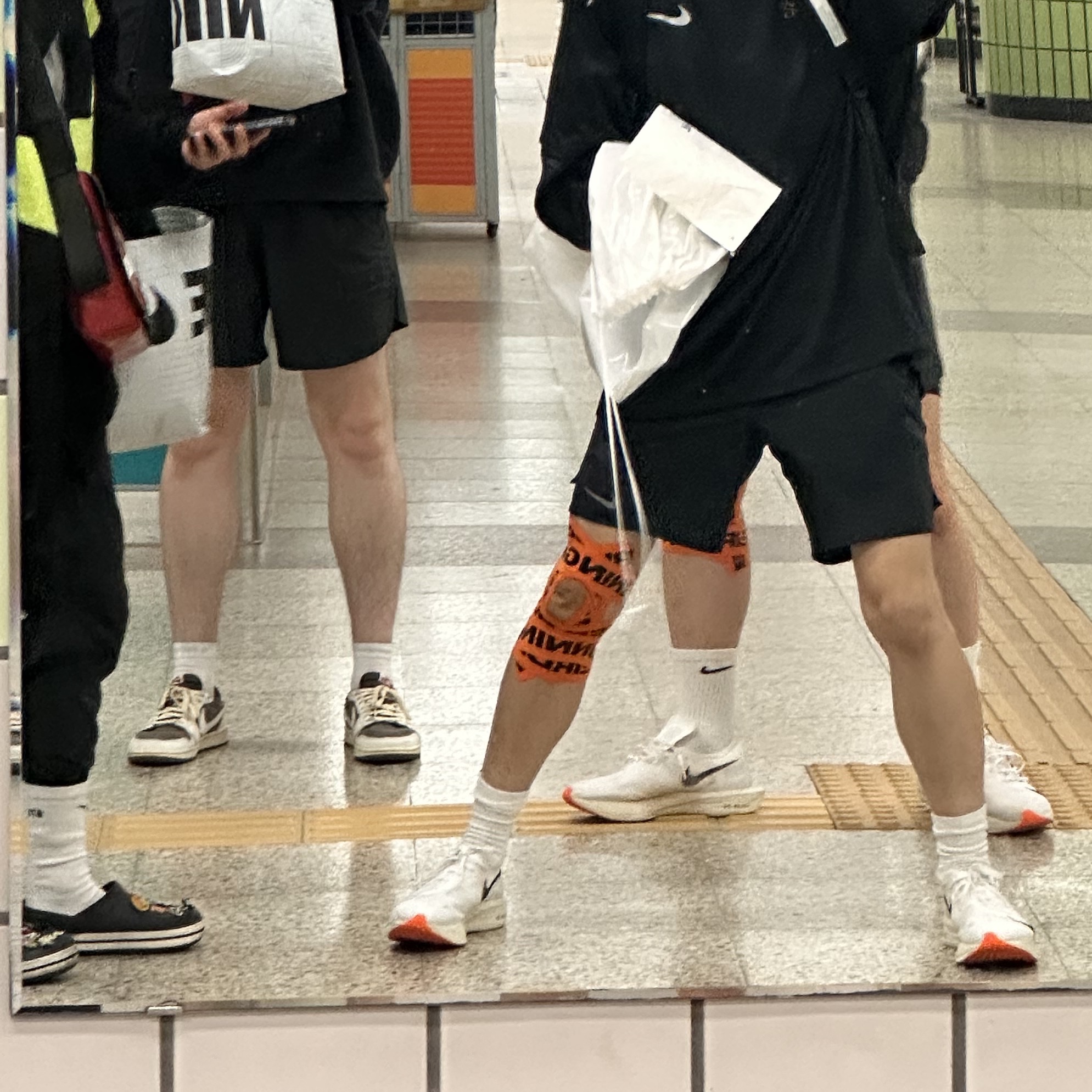 (W) Nike ZoomX Vaporfly Next% 3 Prototype White, Jordan 1 x Travis Scott Retro Low OG SP Sail and Ridgerock 착용 스타일