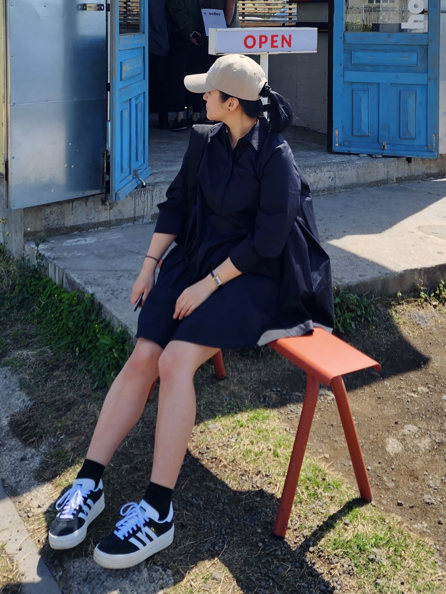 COS Diamond Quilted Hand Bag Black, (W) Adidas Gazelle Bold Core Black Cloud White 착용 스타일 - 2