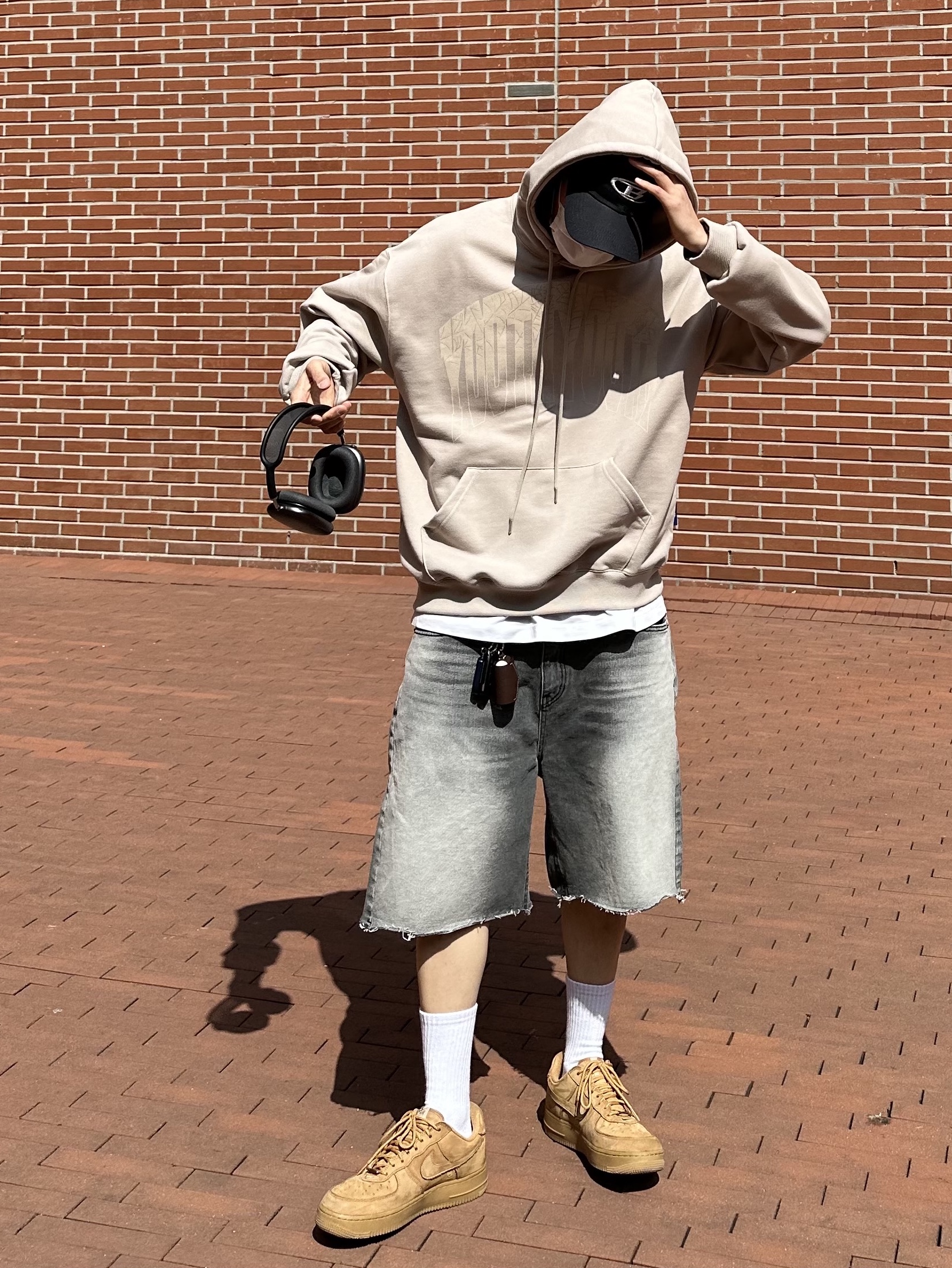 Nike x Supreme Air Force 1 Low Flax, Apple AirPods Max Lightning Space Gray (Korean Ver.) 착용 스타일 - 1