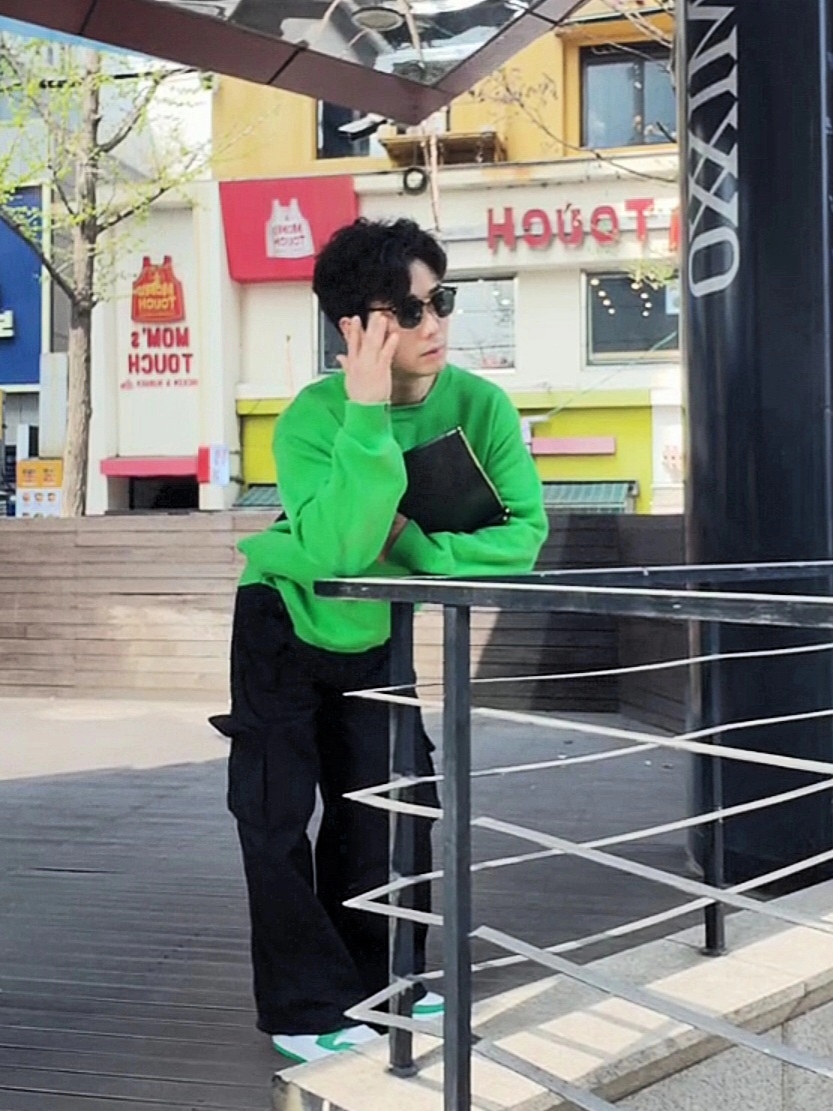 (W) Jordan 1 Elevate Low SE Lucky Green, Stussy Bent Crown Sweater Lime 착용 스타일 - 2