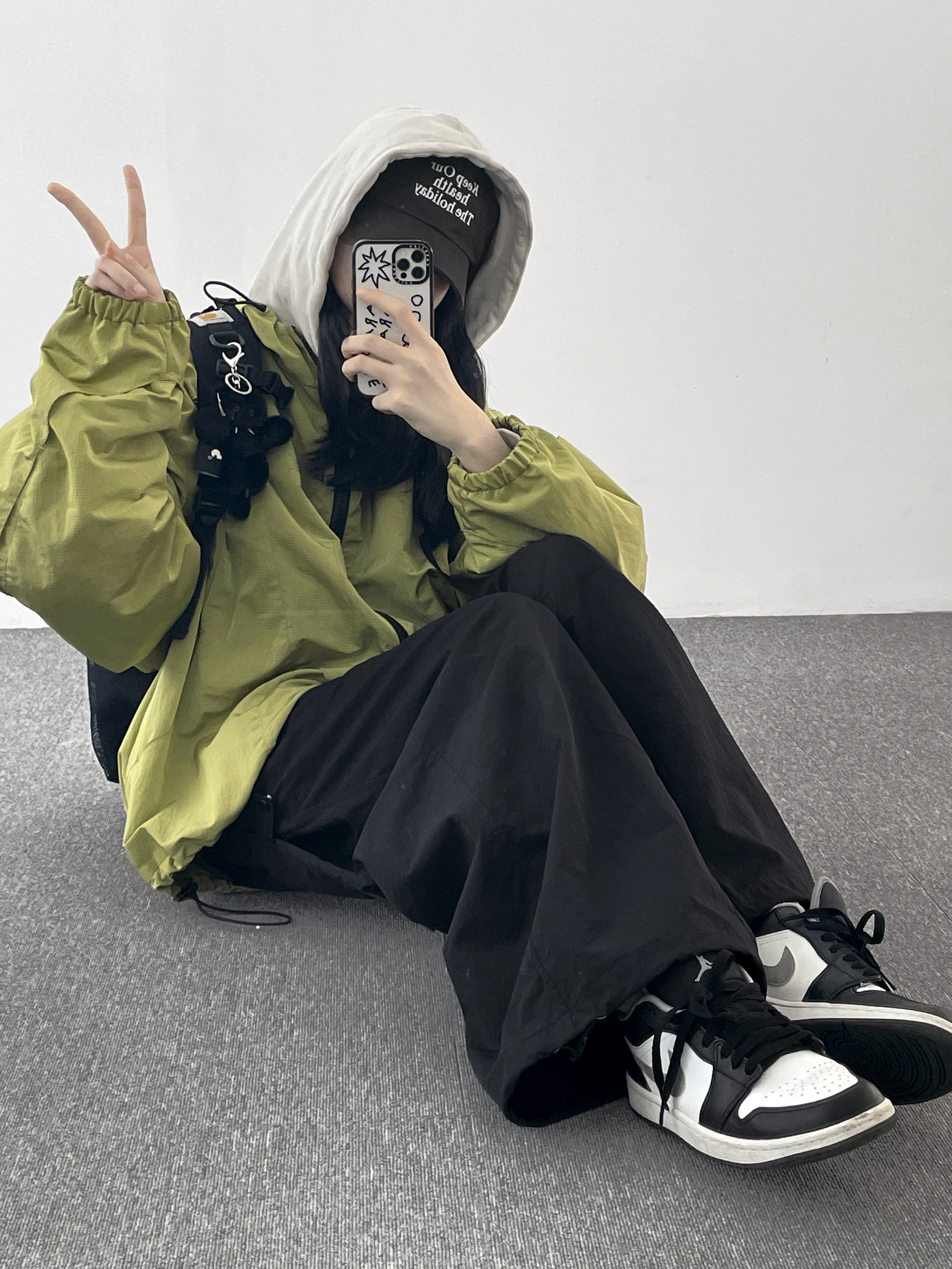 Jordan 1 Low Black Particle Grey, Godashin Cats Keyring Black 착용 스타일 - 3
