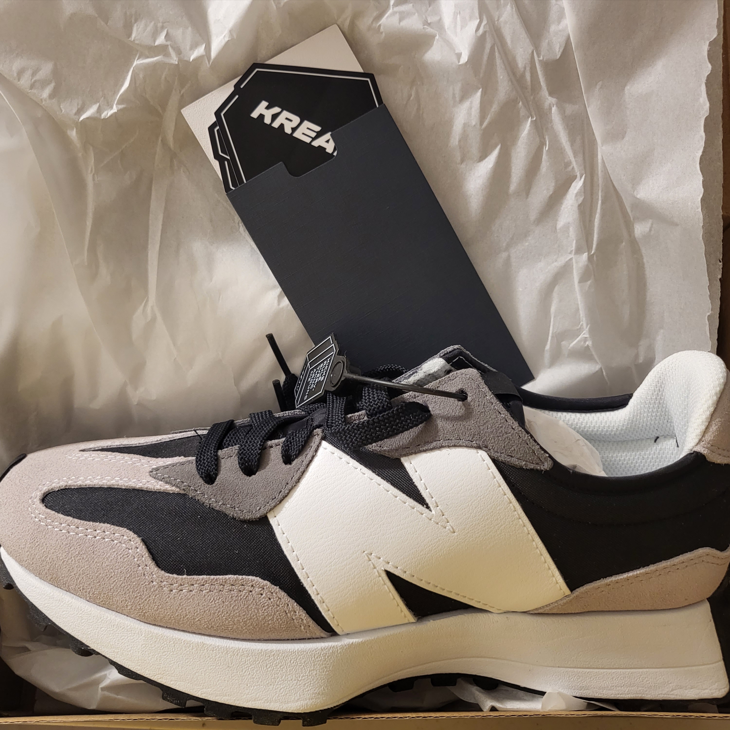 New Balance 327 Black Grey 착용 스타일