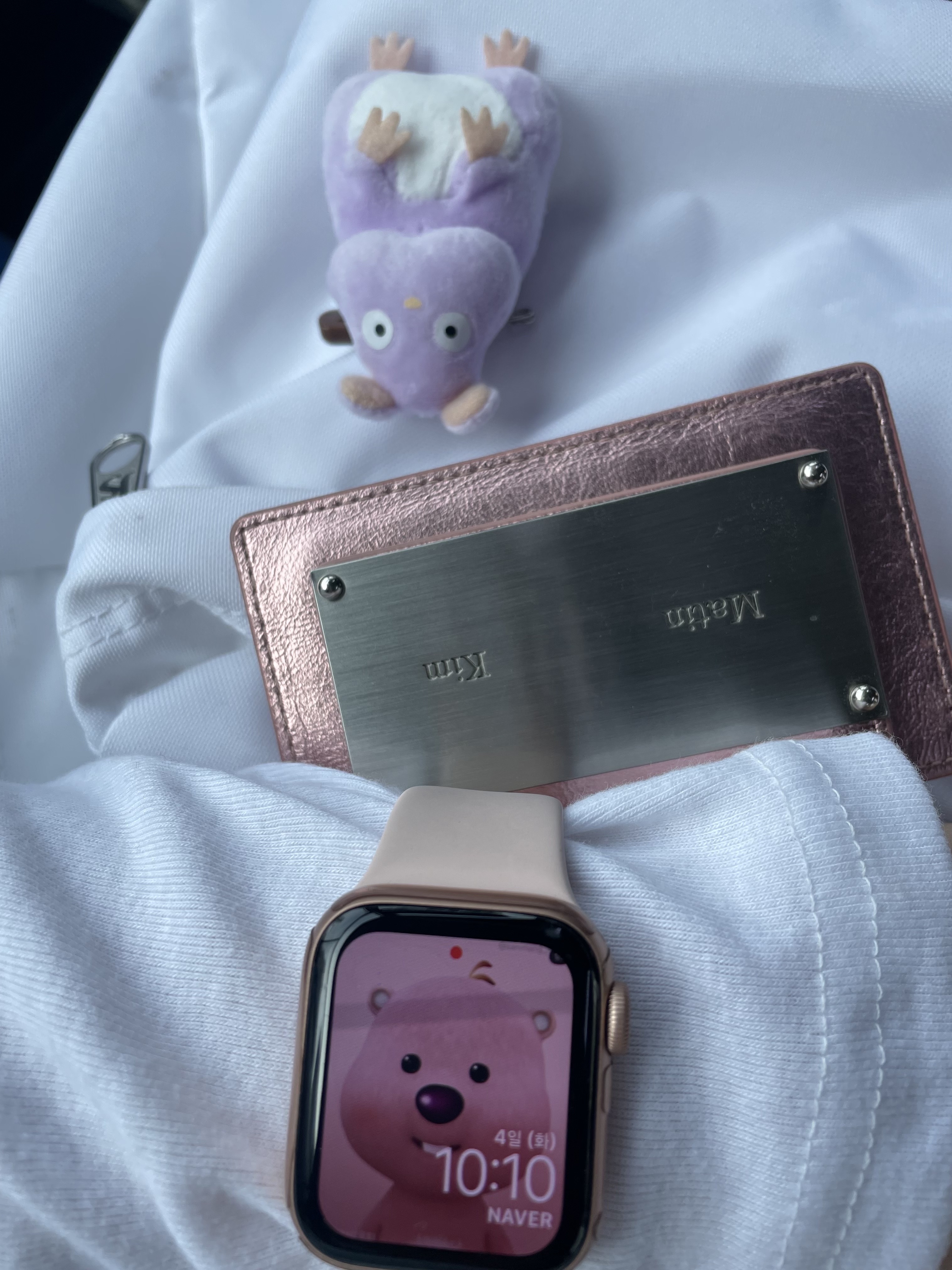 Apple Watch SE 40mm GPS Gold Aluminum Case with Sport Band Starlight (Korean Ver.) 착용 스타일