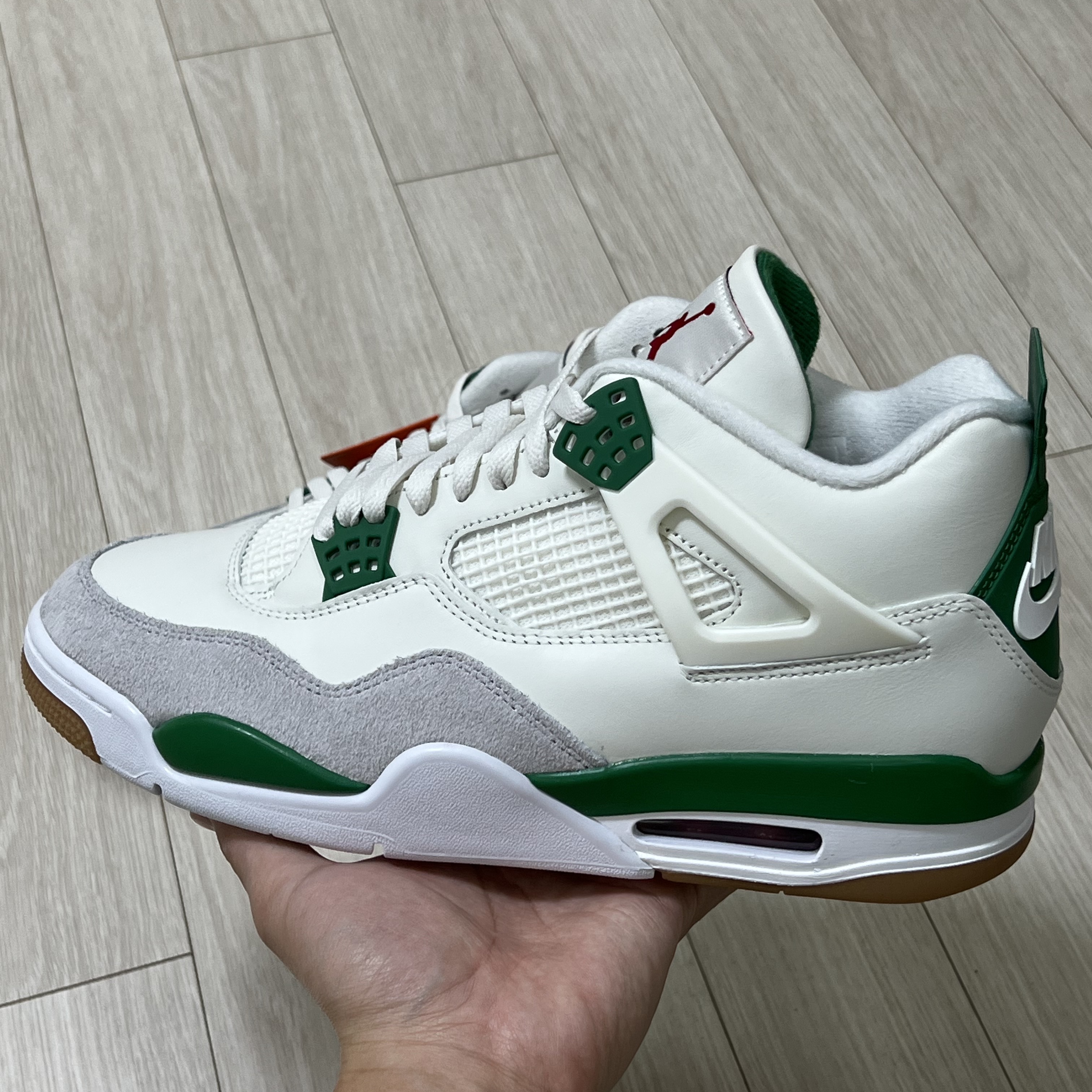 Jordan 4 x Nike SB Retro SP Pine Green 착용 스타일 - 1