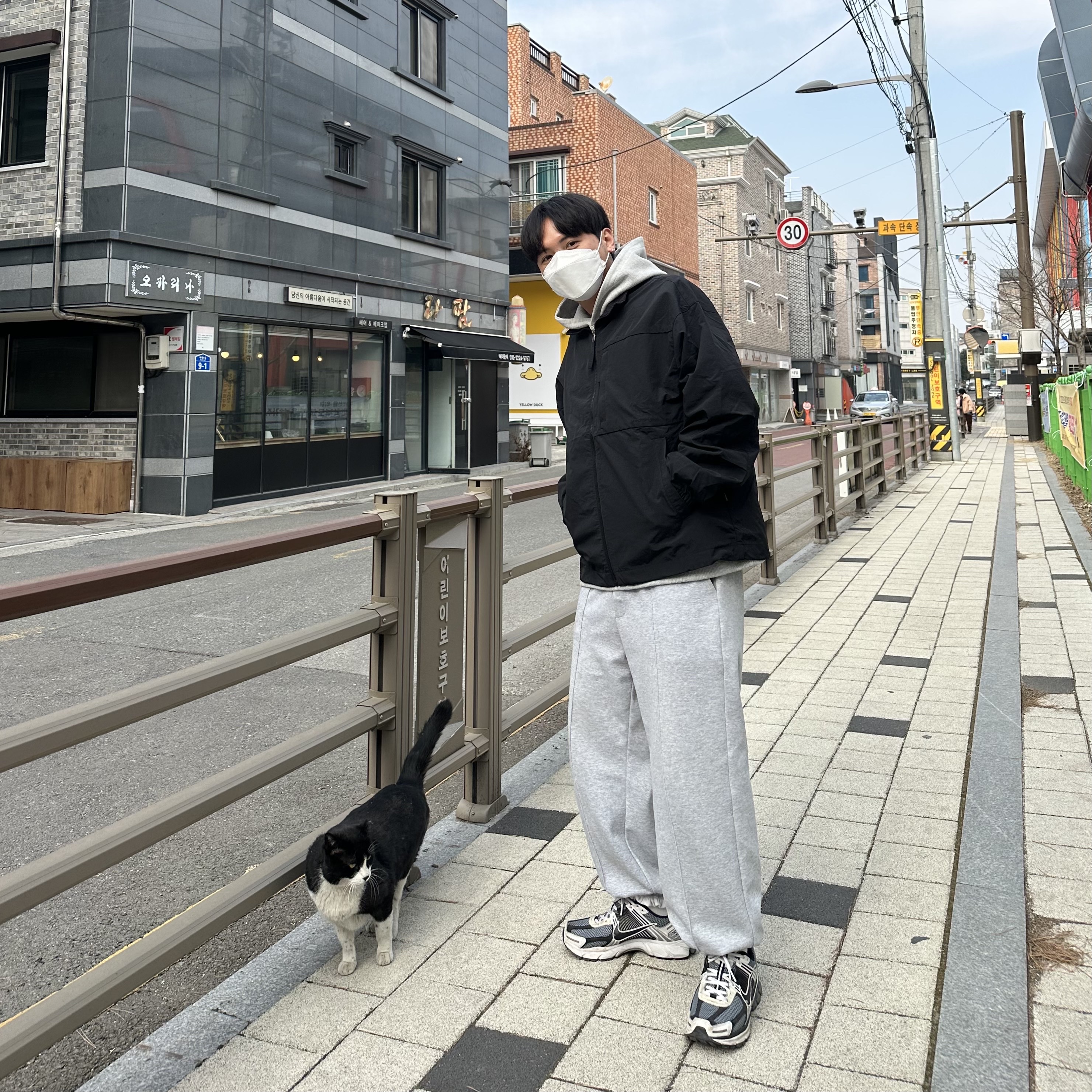 Nike Zoom Vomero 5 SE SP Dark Grey Black White 착용 스타일