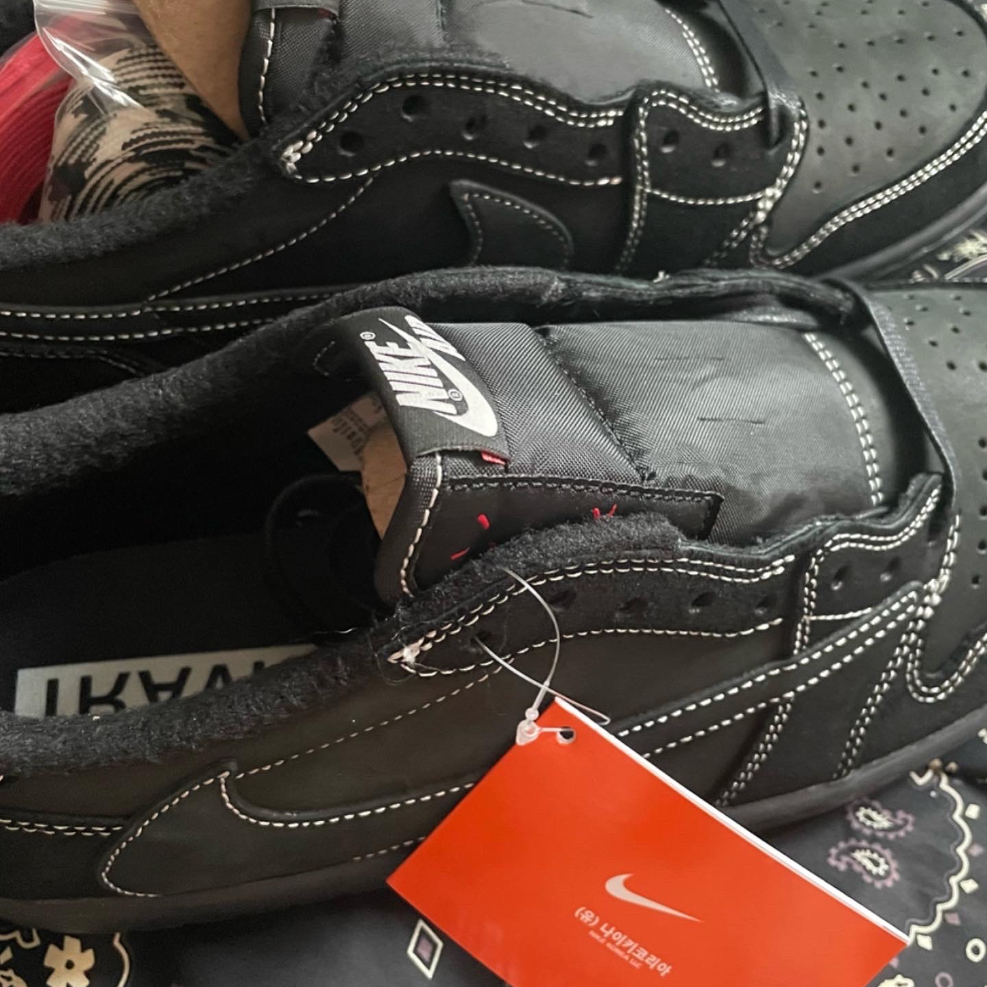 Jordan 1 x Travis Scott Retro Low OG SP Black Phantom 착용 스타일 - 2