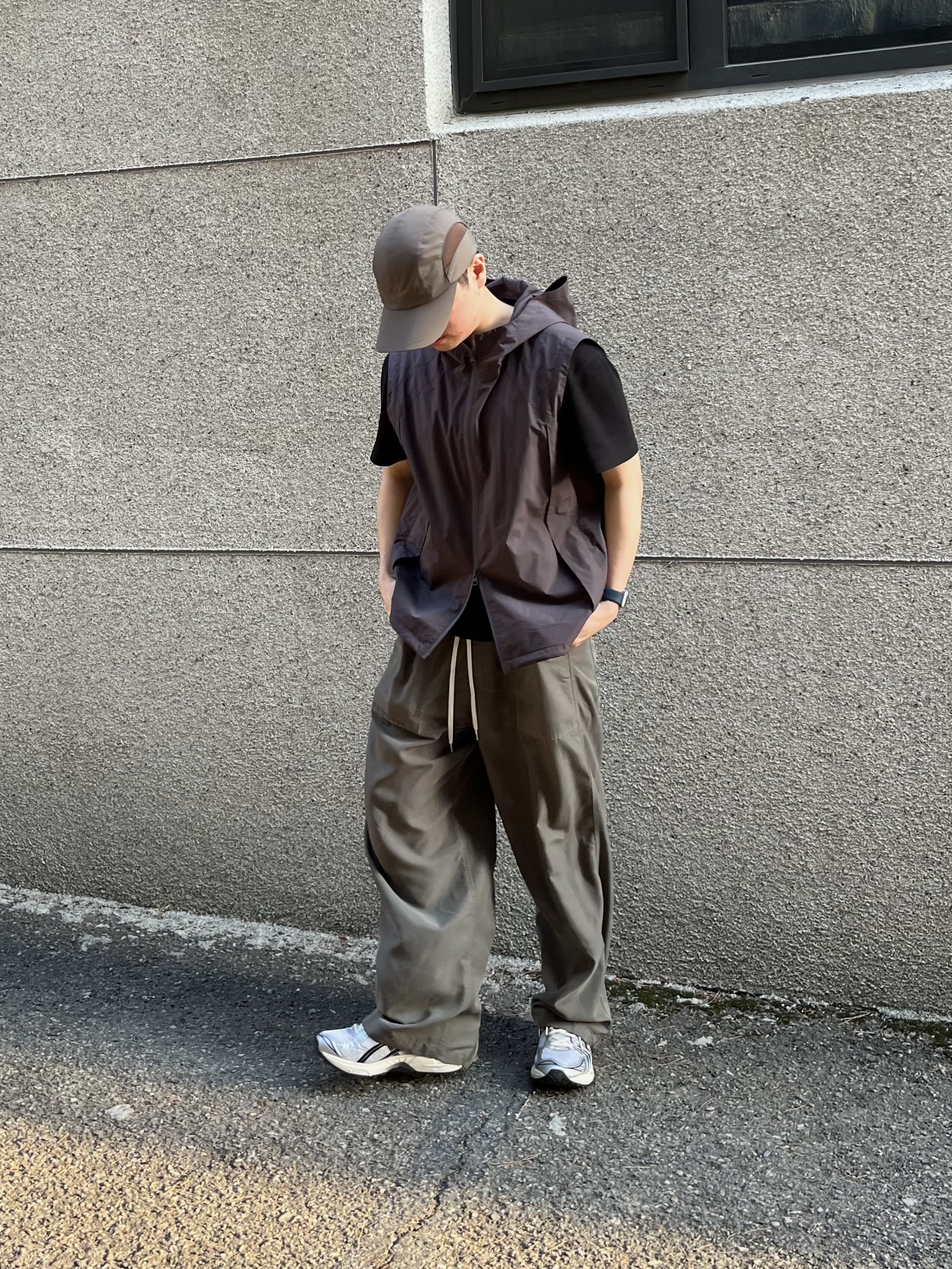 Asics x JJJJound Gel-Kayano 14 Silver Black, Sansan Gear Nylon Wing Cap Brown - 22FW 착용 스타일